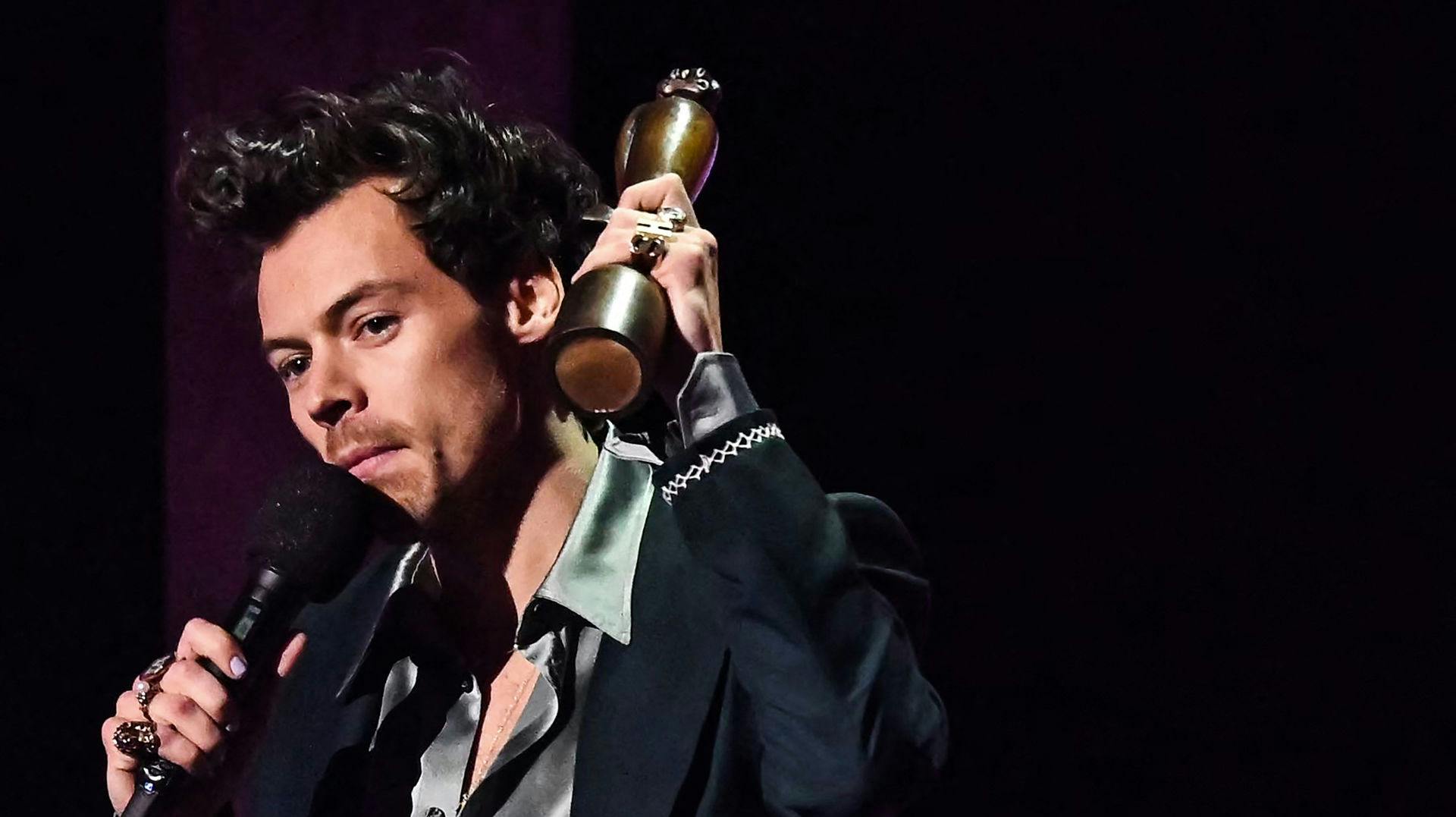 Harry Styles nævnte en række kvindelige kunstnere på scenen, da han modtog prisen som årets kunstner. 