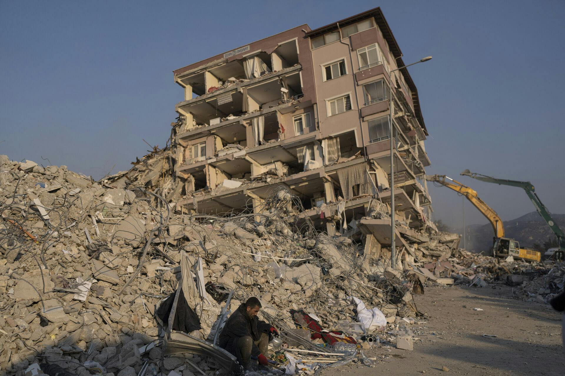 Antallet af ofre efter jordskælv runder 33.000