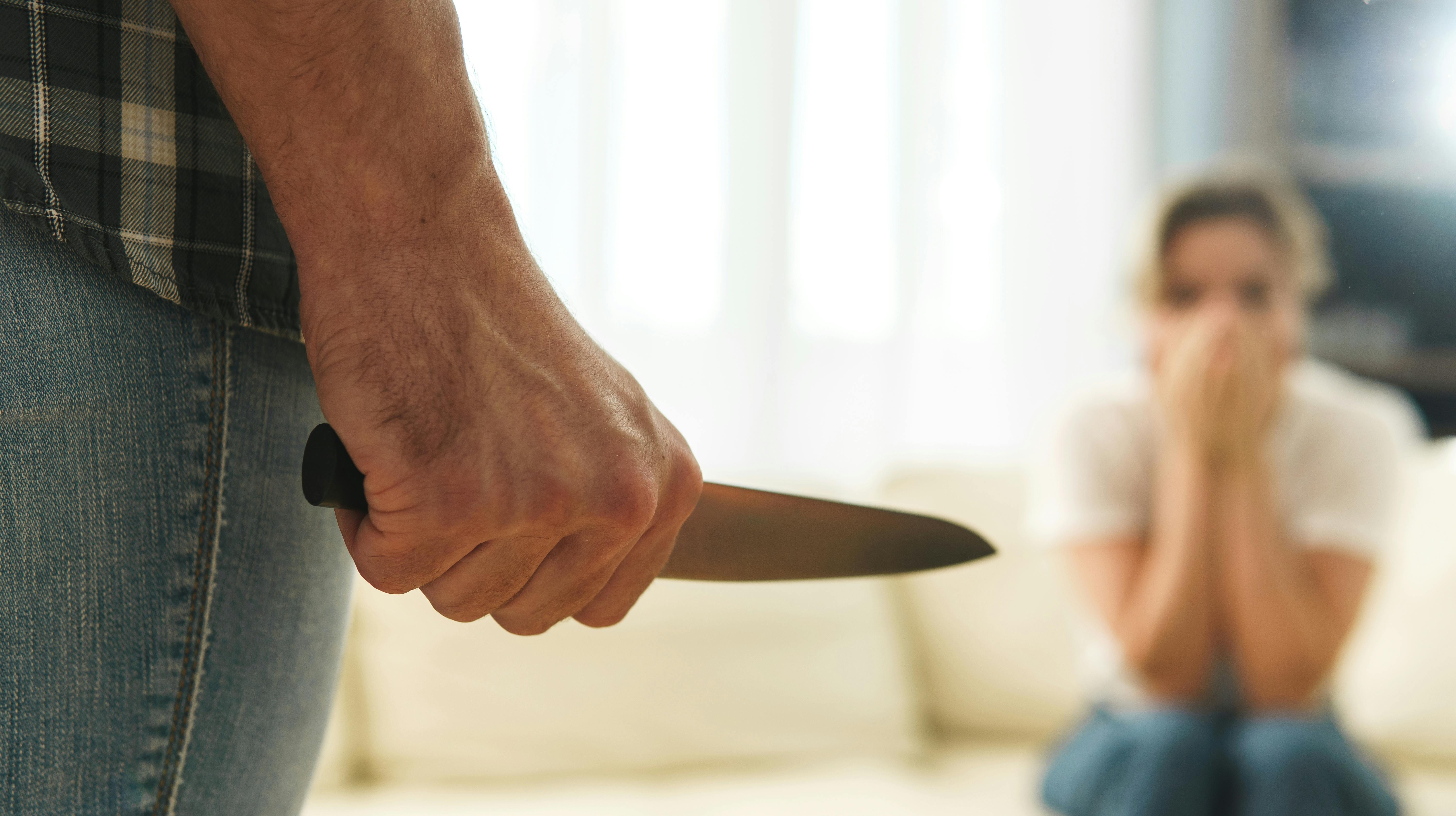 En tidligere relitydeltager tager mandag plads på anklagebænken ved Retten i Glostrup, tiltalt for vold. Han har angiveligt slået, sparket og truet en kvinde med kniv.