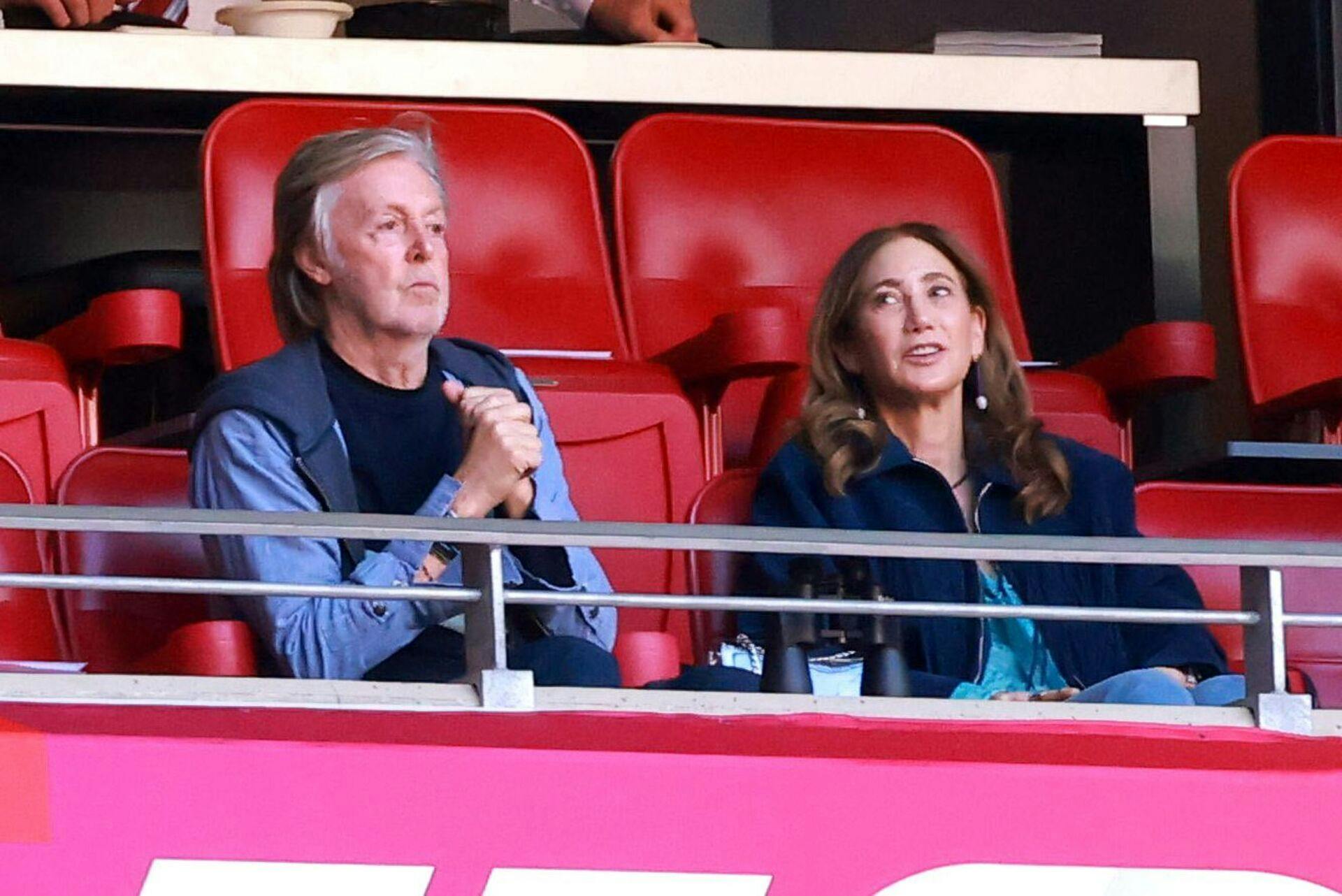 Beatles-legenden Paul McCartney havde taget hustruen Nancy Shevell med sig til årets Super Bowl.