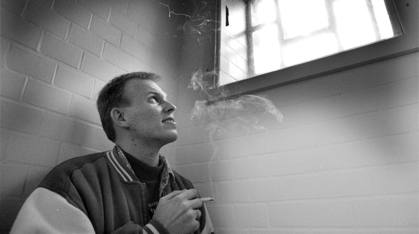 På grund af sine pæne tænder gik Peter Kronholm også under navnet “Mr. Smiley”. Med sit smil og sin overfladiske charme lykkedes det ham at vinde mange pigers hjerter. Men han var en koldblodig morder.