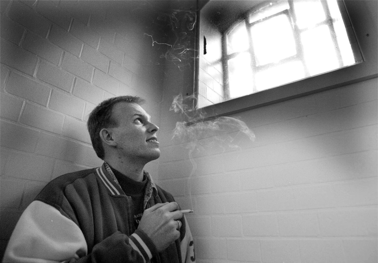 På grund af sine pæne tænder gik Peter Kronholm også under navnet “Mr. Smiley”. Med sit smil og sin overfladiske charme lykkedes det ham at vinde mange pigers hjerter. Men han var en koldblodig morder.