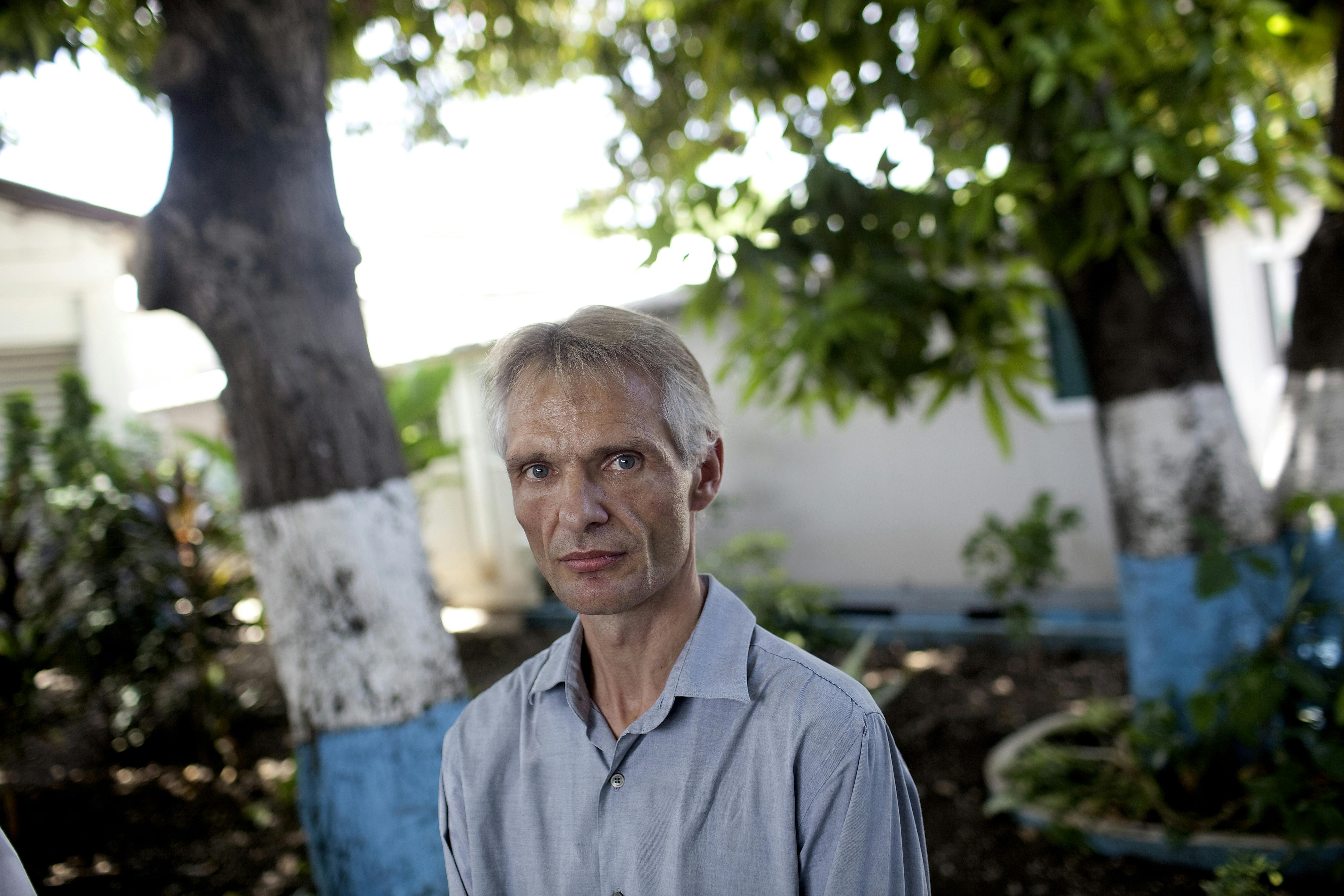 FN-medarbejder Jens Tranum Kristensen blev på mirakuløs vis reddet ud af mørket, da jordskælvet ramte Haiti i 2010. Ovenpå at have lokaliseret ham efter fem dage, tog det redningsfolkene syv timer at redde ham ud. 