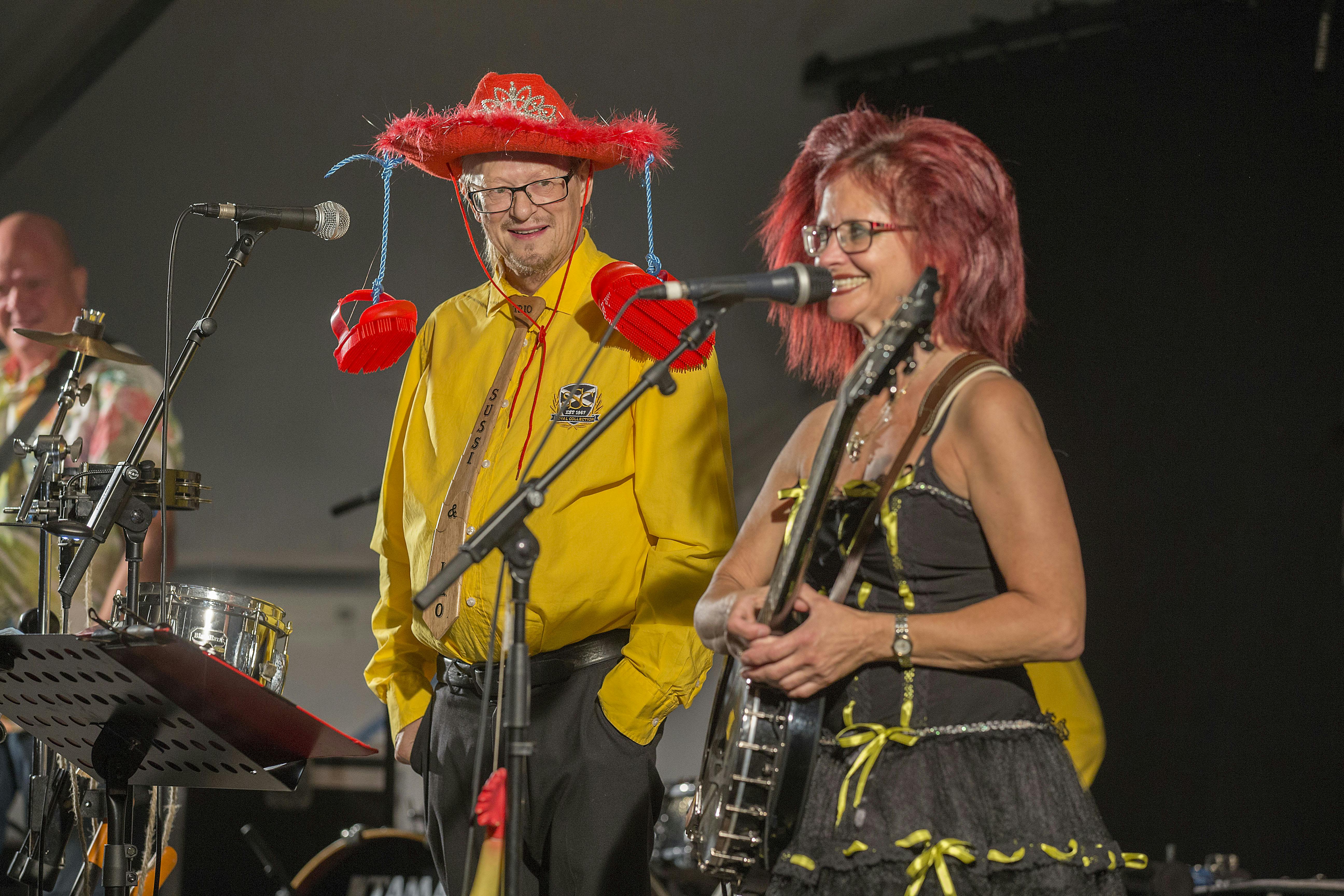 Sussi og Leo nød tiden på scenen - og de var altid klædt i festlige farver. 