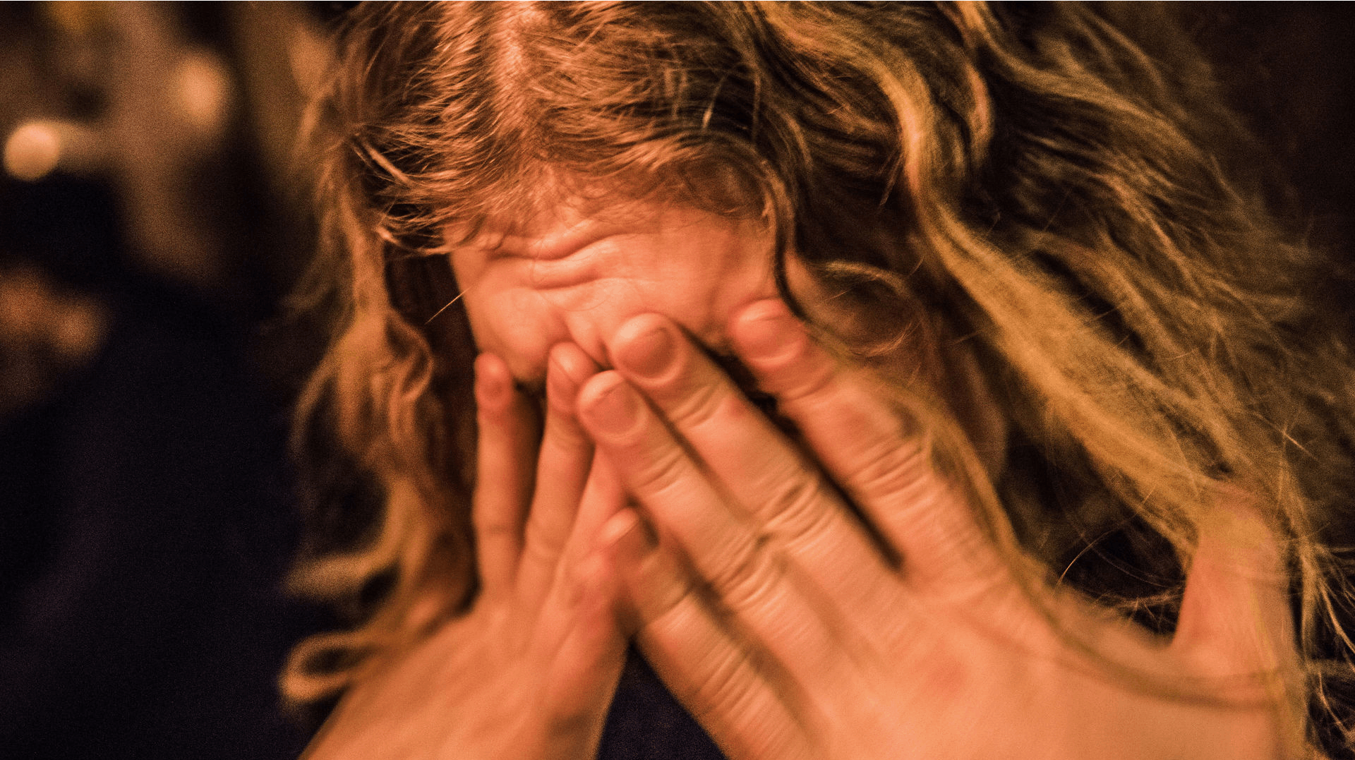 To piger har taget deres liv på et opholdssted. Pigen på dette foto har ikke noget med sagen at gøre. 