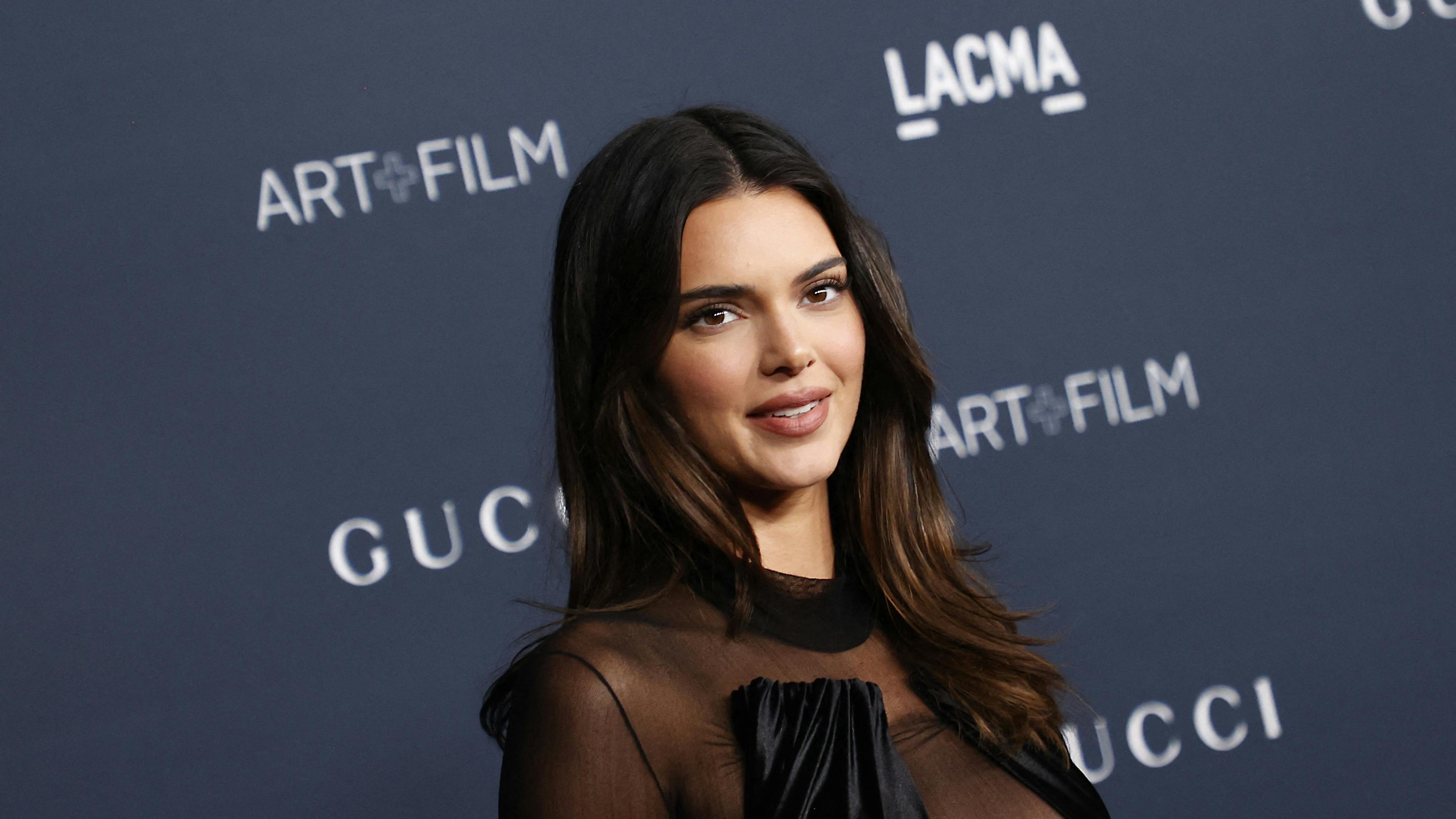 Model og Kardashian-stjerne Kendall Jenner har måske haft lidt for godt gang i photoshop-app'en.
