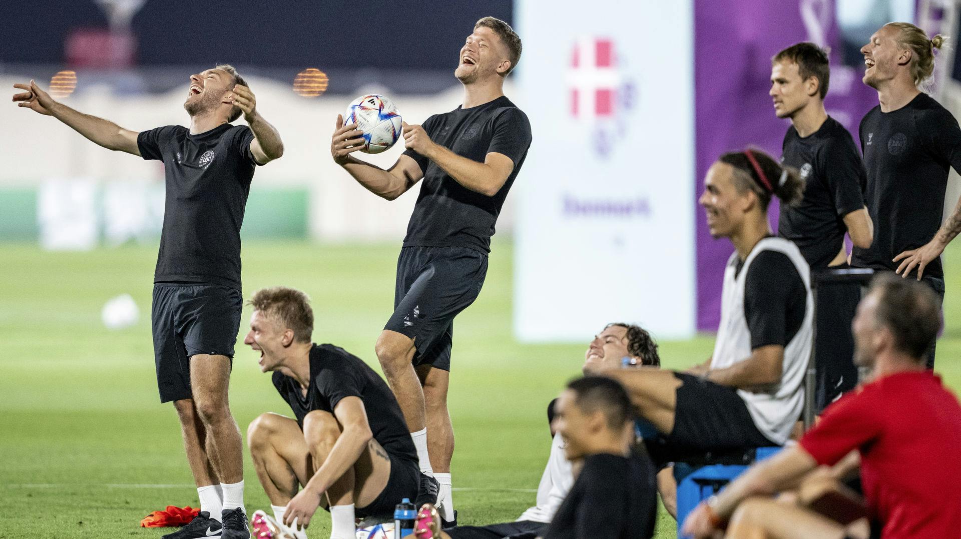 Der er kommet styr på, hvem der fremadrettet skal stå for maden til herrelandsholdet. 