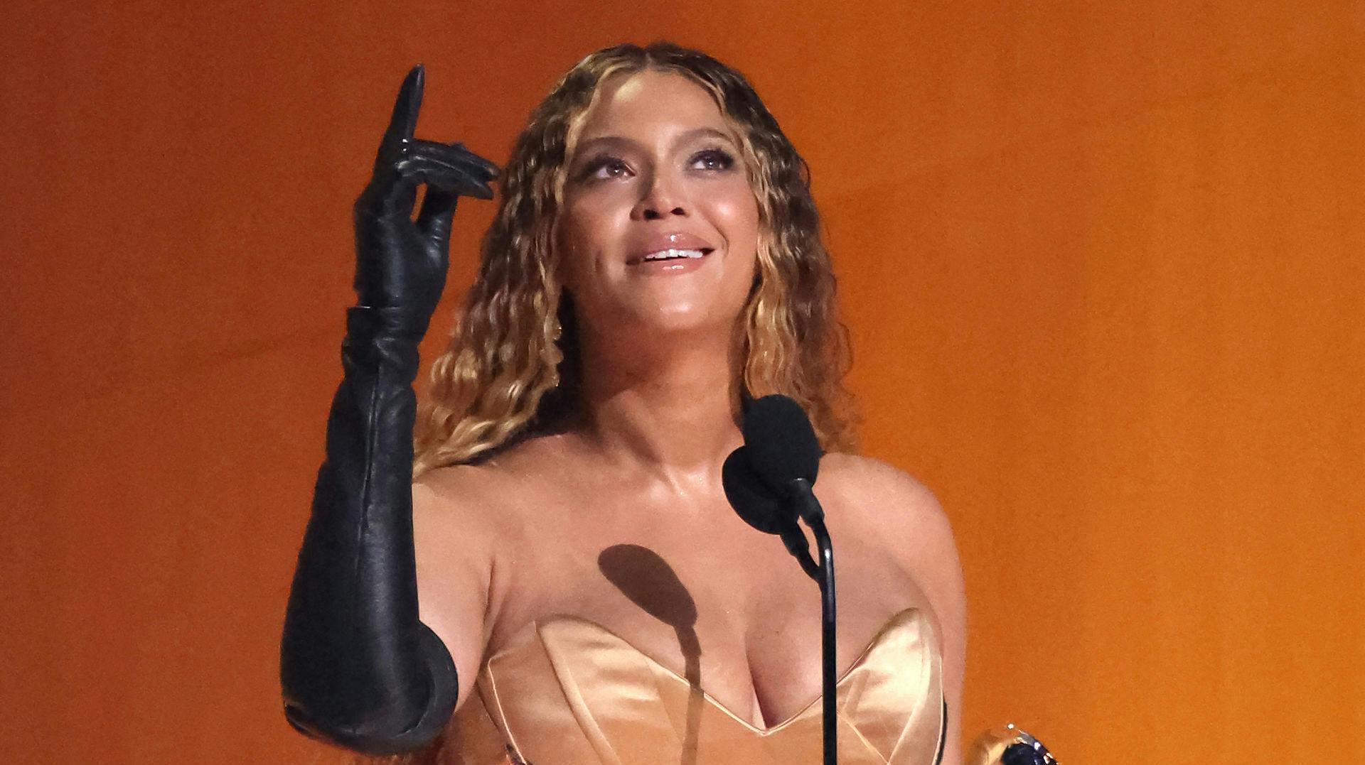 Rihanna OG Beyonce til et Super Bowl Halftime-show? Det er hvad rigtig mange håber på, efter en video inden kampstart blev filmet og smidt på de sociale medier.