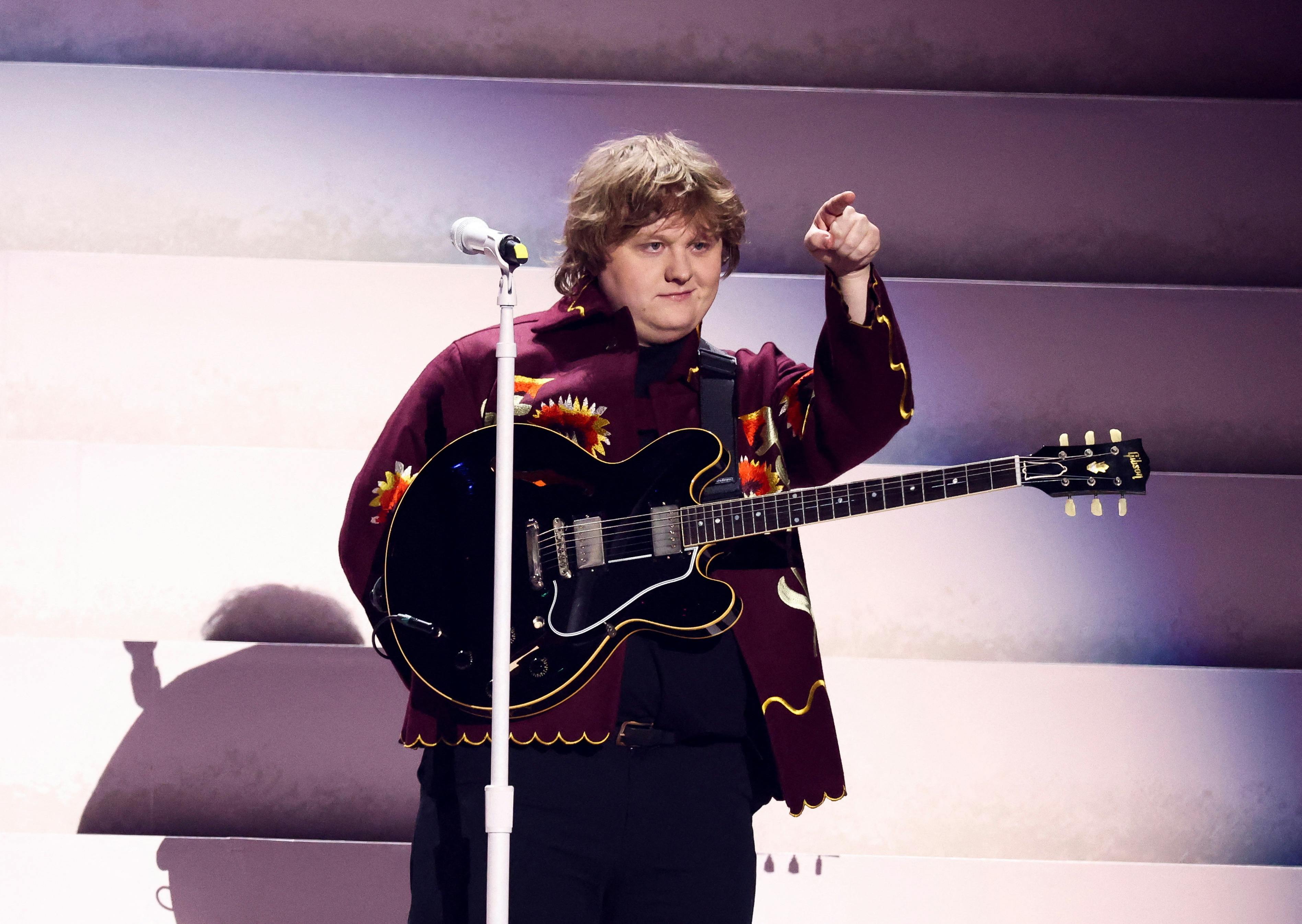 Lewis Capaldi optrådte med sit hit "Forget Me" ved årets Brit Awards. 