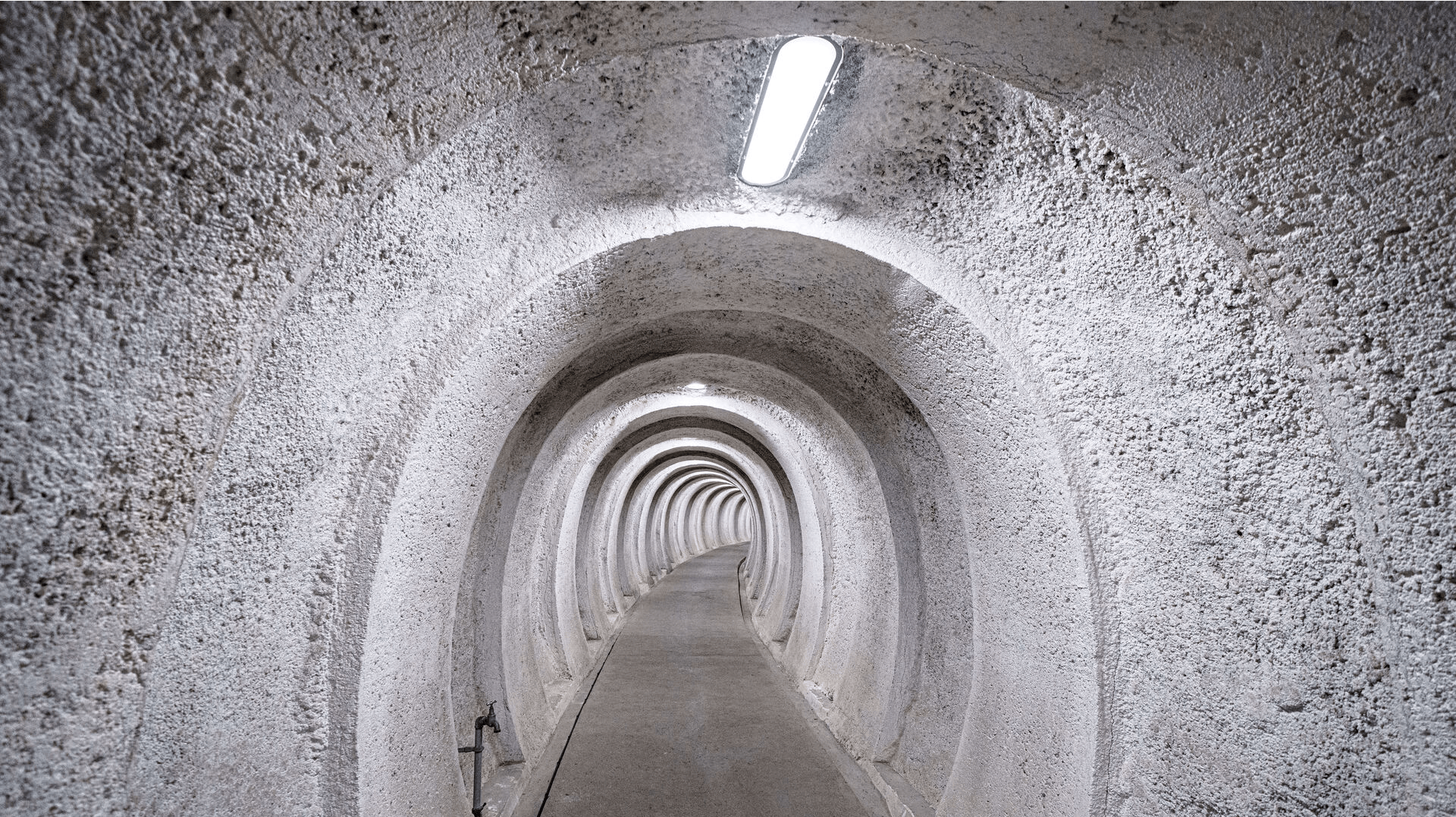Den lange indgangstunnel ind til de to store ringe, der er selve bunkeranlægget.