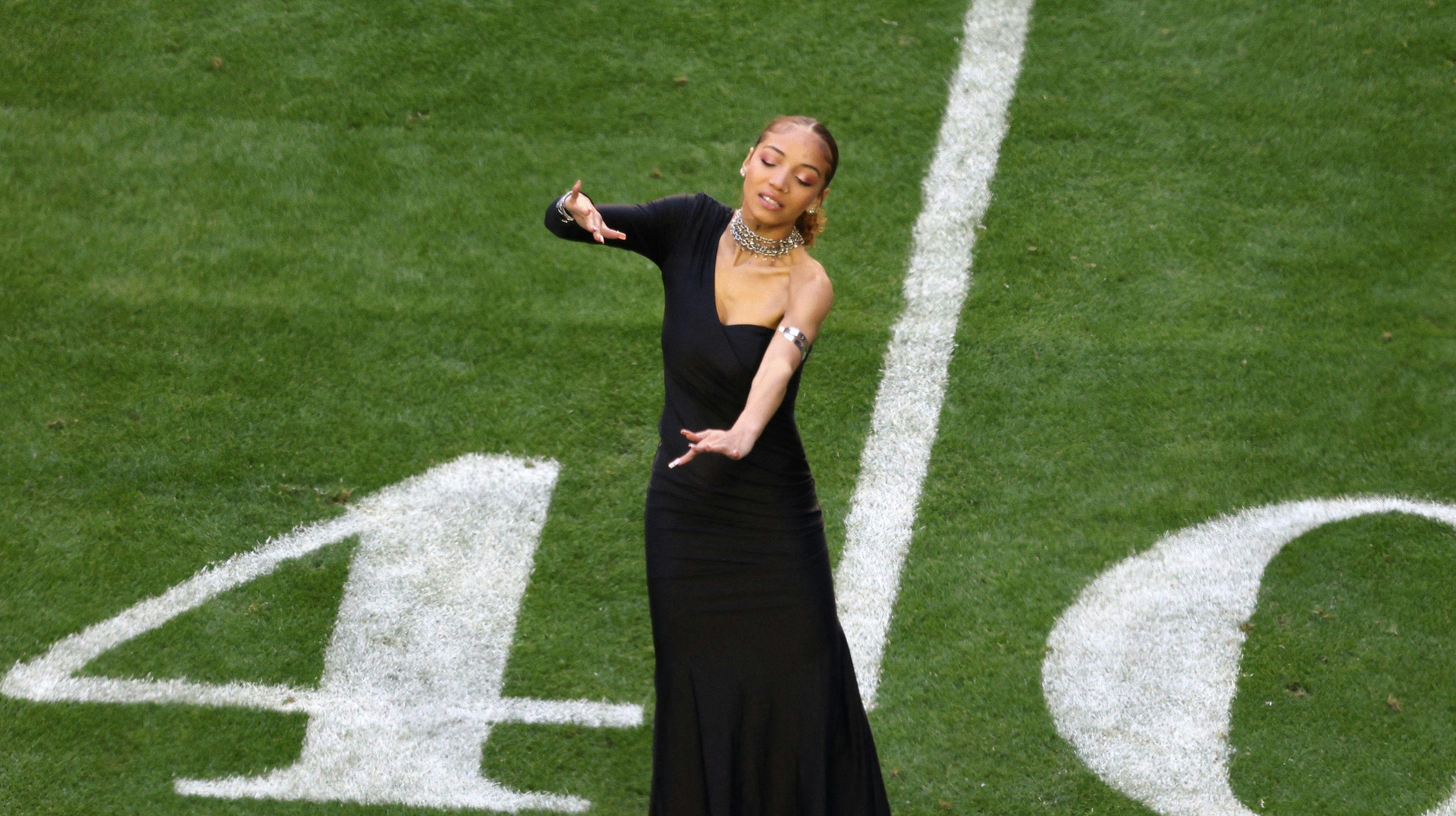 - Kan vi få Justina Miles til at oversætte hvad som helst fra nu af? Sådan spørger dele af internettet, som er blæst bagover af hendes tolkepræstationer fra nattens Super Bowl