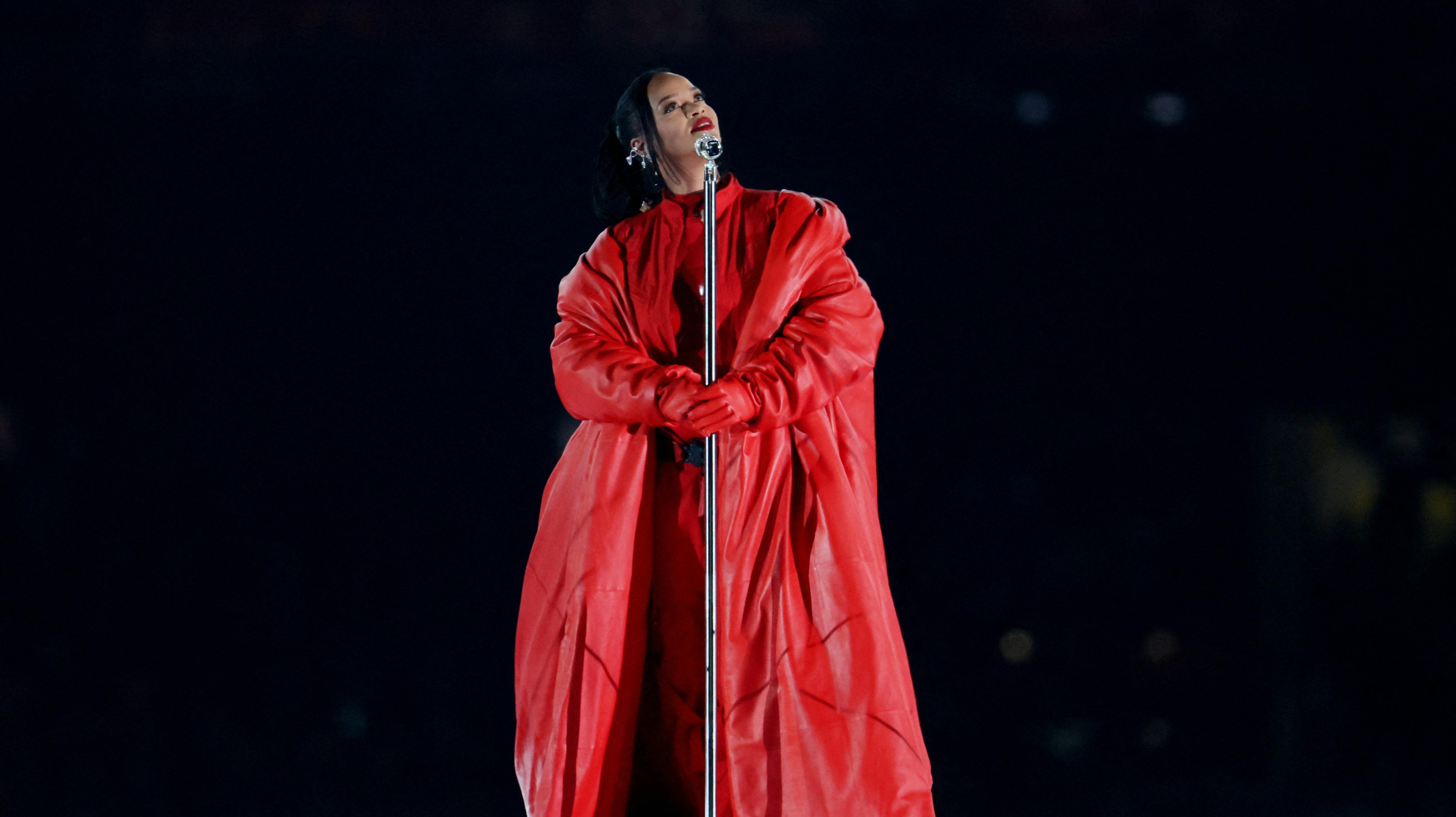 Rihanna skrev sig selv ind i musikhistorien med sin optræden i Glendale, Arizona, natten til mandag. Desværre var det for os savnfulde fans en flad fornemmelse. 