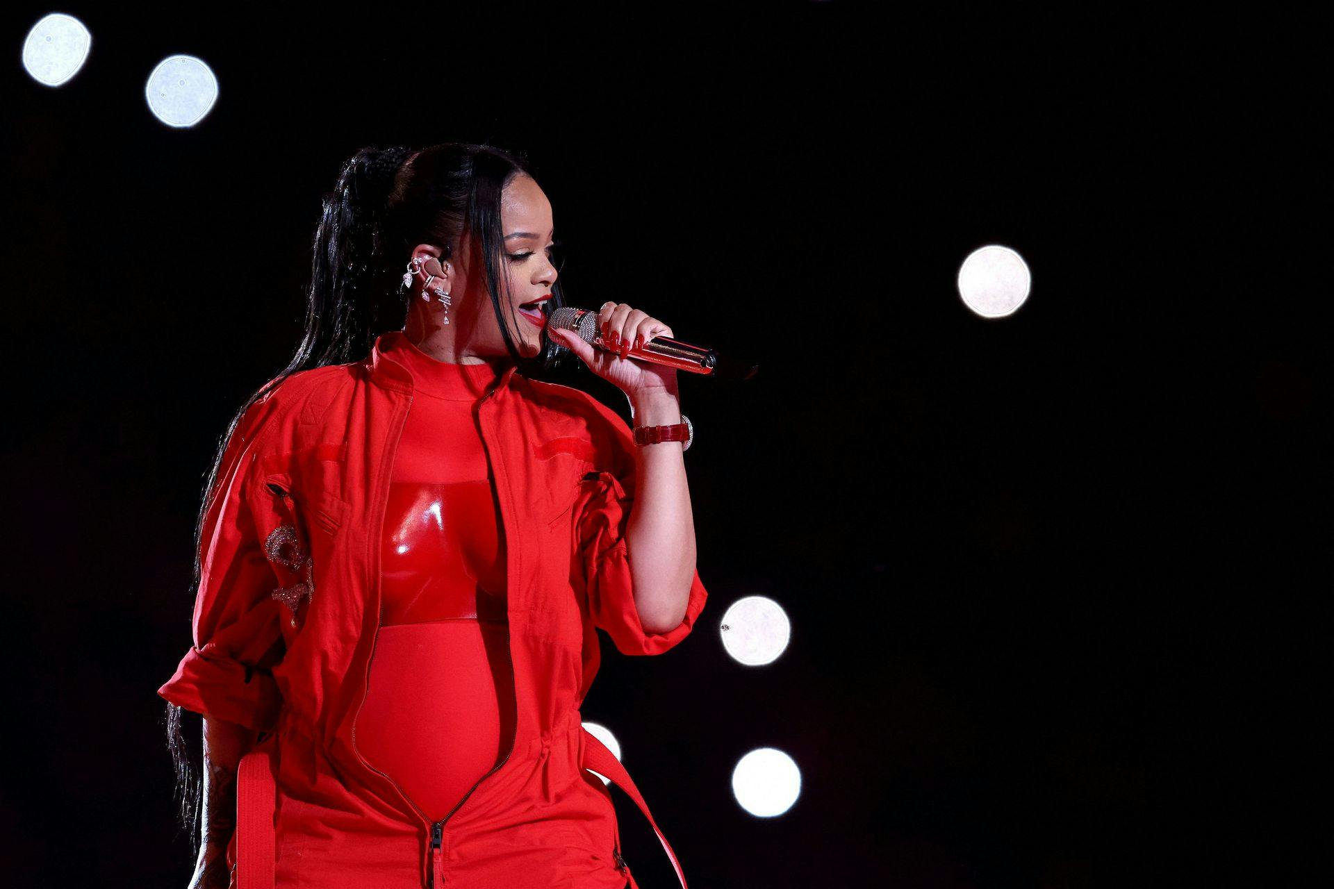 Rihanna chokerede alt og alle ved at annoncere sin graviditet midt på scenen til Super Bowl halftime-showet.