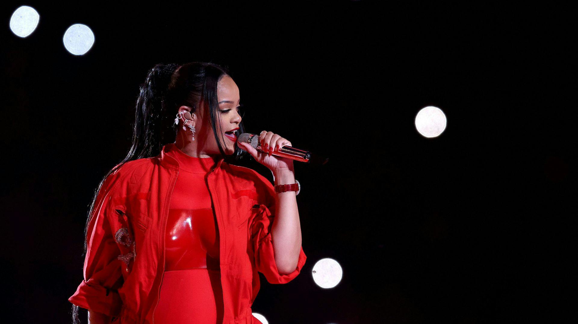 Rihanna chokerede alt og alle ved at annoncere sin graviditet midt på scenen til Super Bowl halftime-showet.