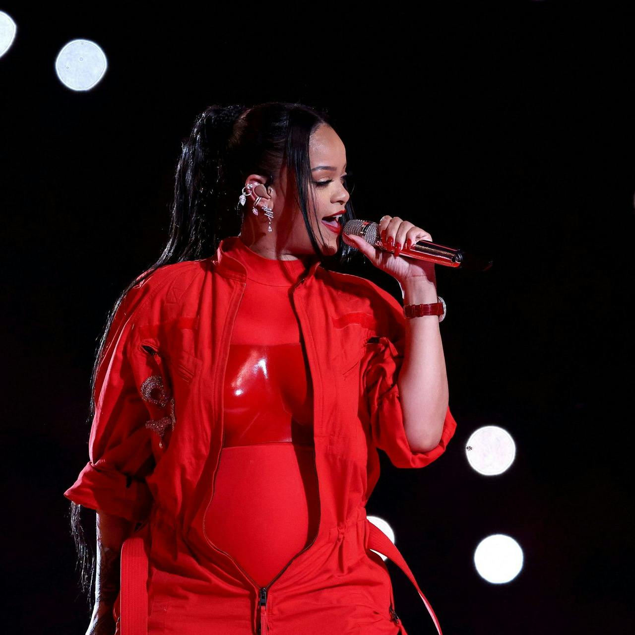 Rihanna chokerede alt og alle ved at annoncere sin graviditet midt på scenen til Super Bowl halftime-showet.