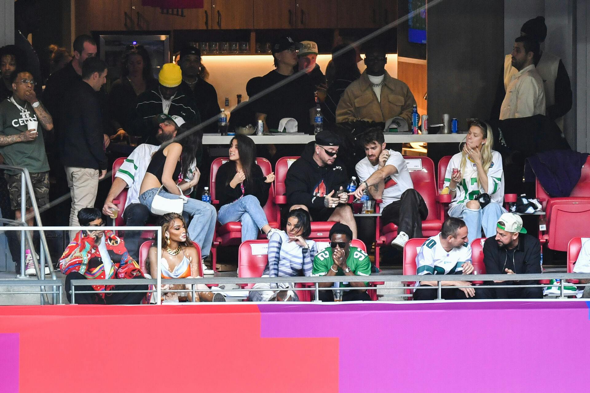 VIP-folket var samlet, og inden for få meters afstand kunne man både finde modellen Winnie Harlow, komikeren Kevin Hart, DJ-stjernen J. Balvin og DJ-gruppen The Chainsmokers.