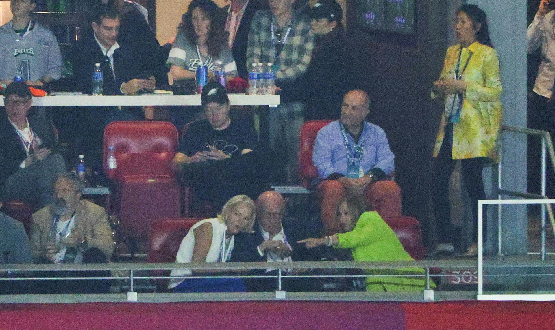 Billetpriserne til Super Bowl er tårnhøje. Men priserne har ikke været et problem for hverken Elon Musk eller Rupert Murdoch.