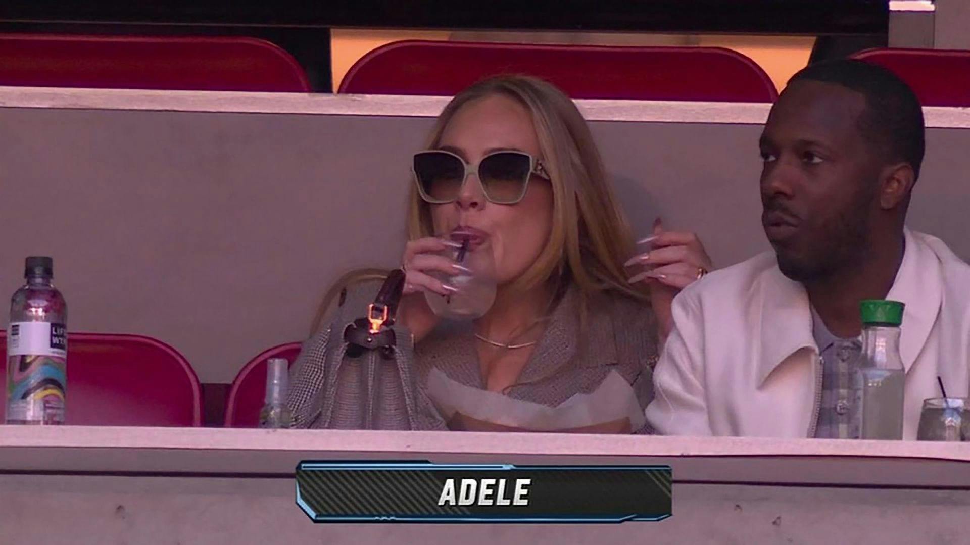Adele nød nogle drinks, mens hun overværede den store kamp med kæreste Rich Paul ved sin side.&nbsp;
