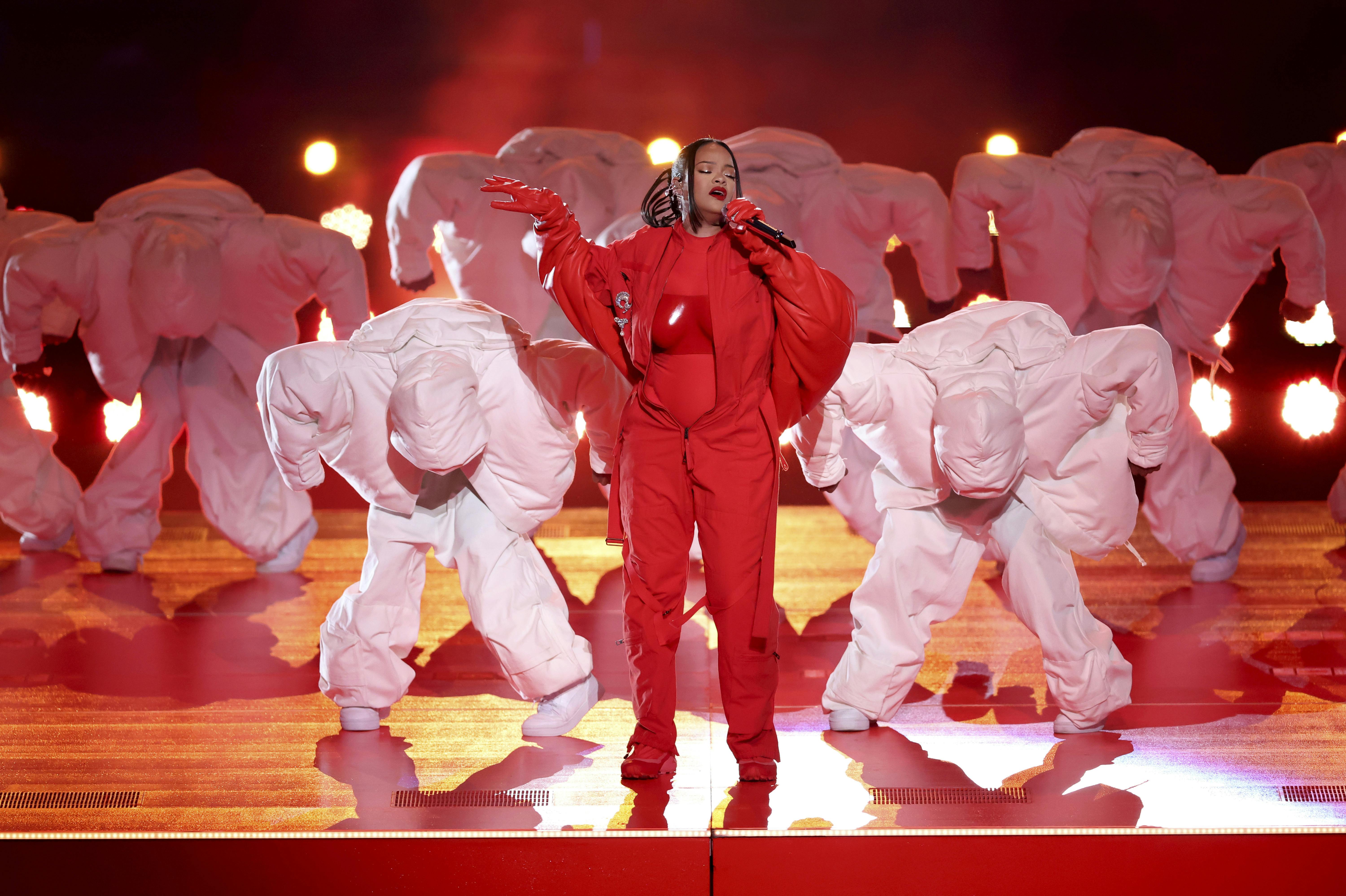 Det var ikke meget, hun bevægede sig rundt, den kære Rihanna. Til gengæld var hendes dansere sat på arbejde. 