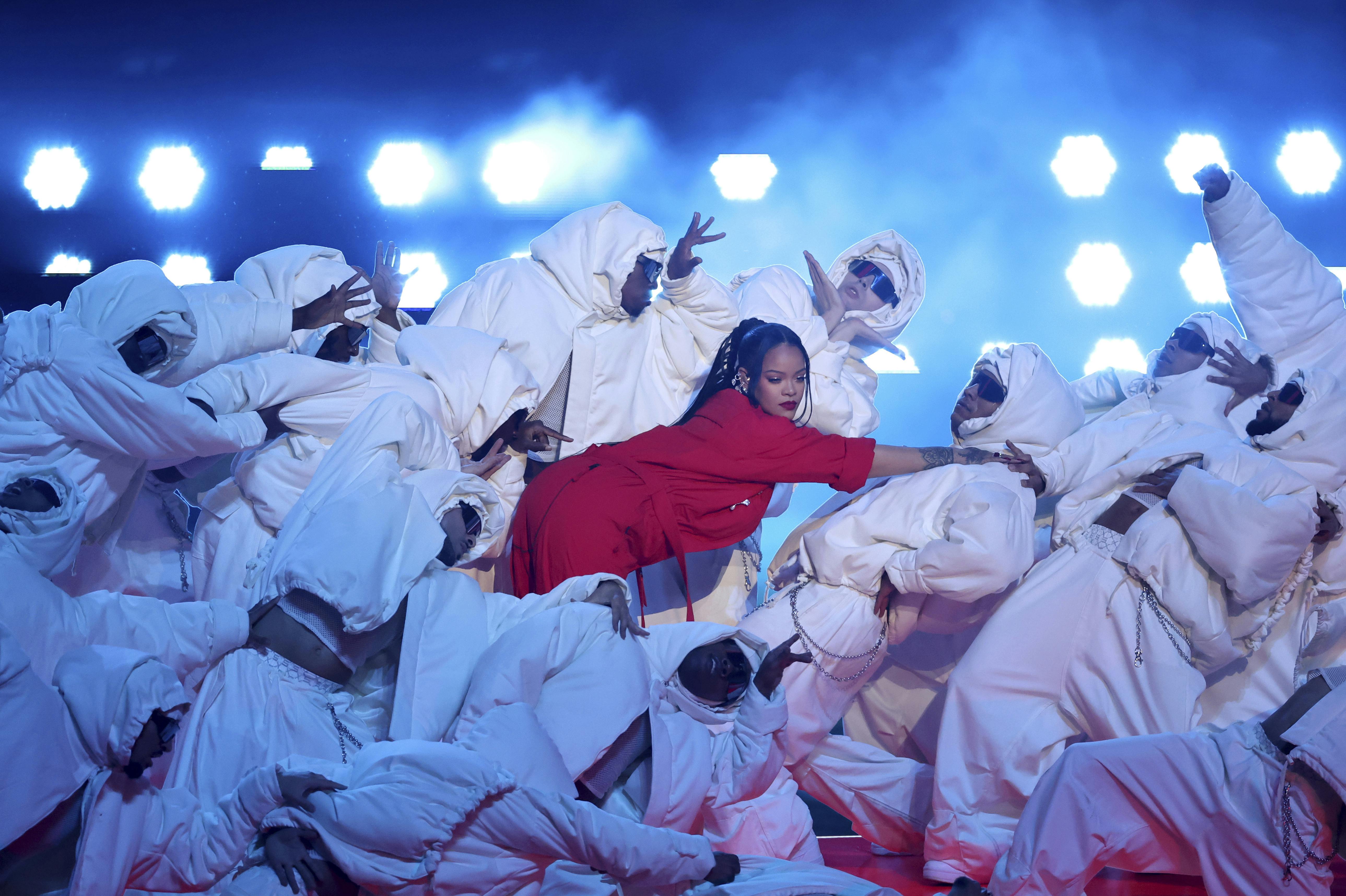 Fans har ventet på ny musik fra Rihanna i årevis - (igen) i aften måtte vi nøjes med nogle af hendes største hits 