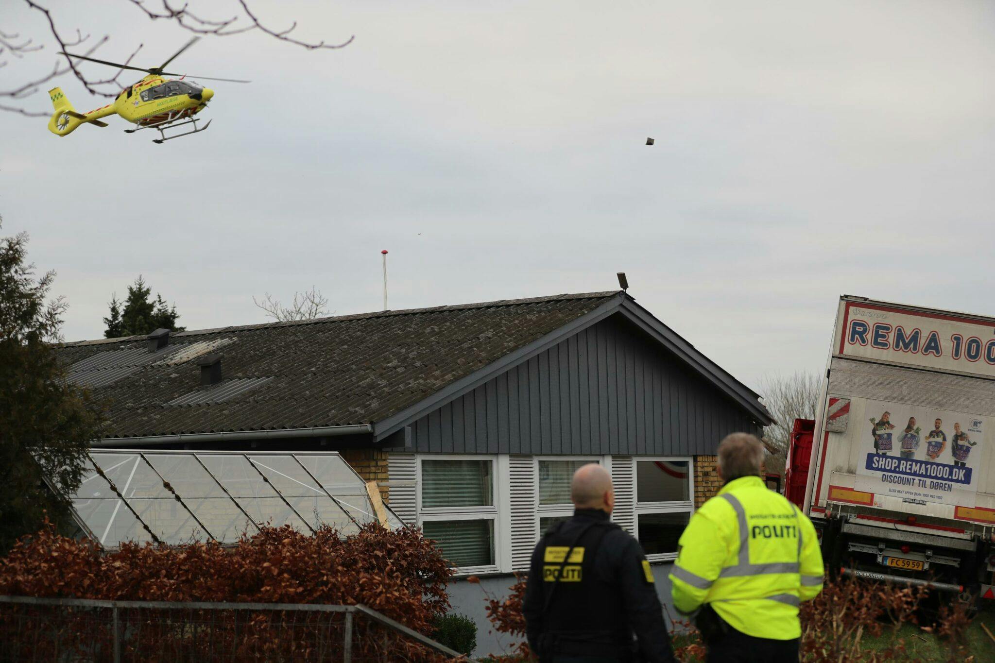 Der blev slået stormalarm og sendt en helikopter til stedet.