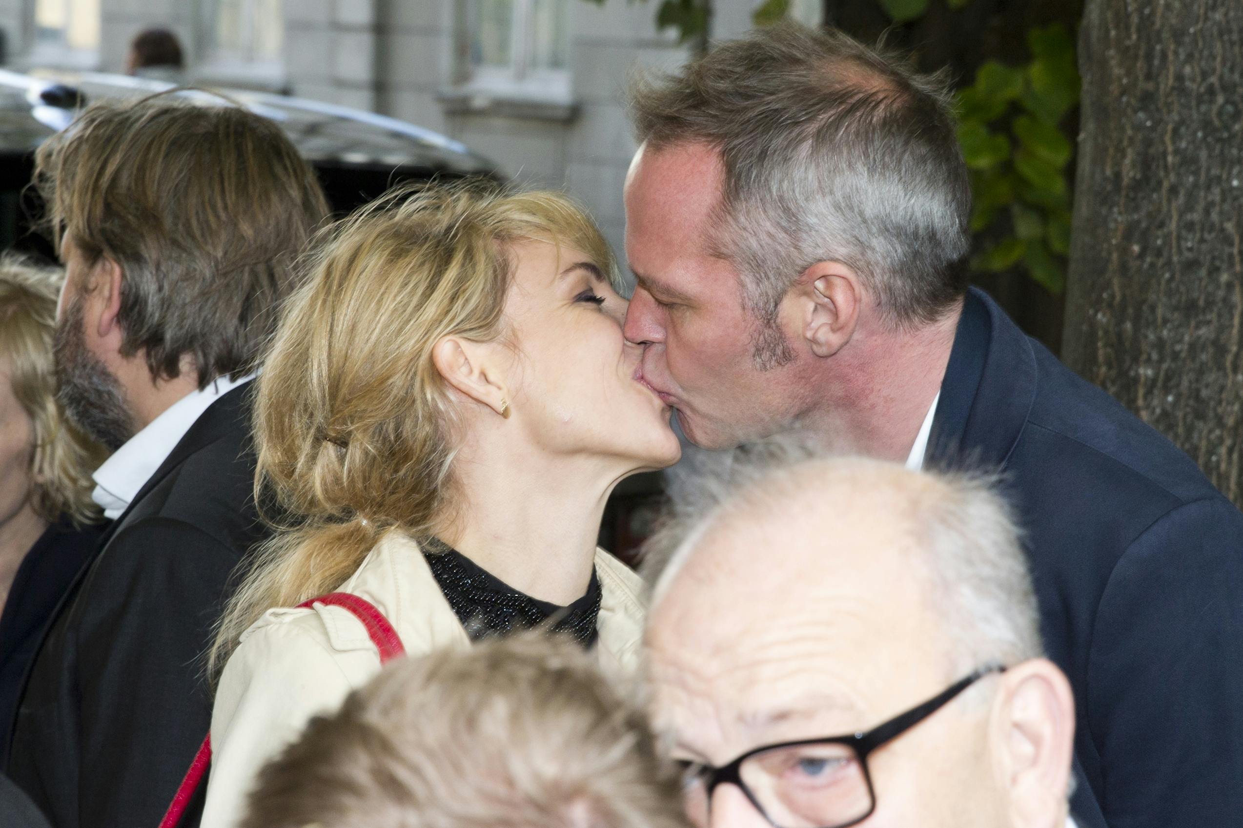 Cecilie Frøkjær og Michael Robak deler et kys til Jes Dorph-Petersens bryllup med Louise Lehrmann i 2017.
