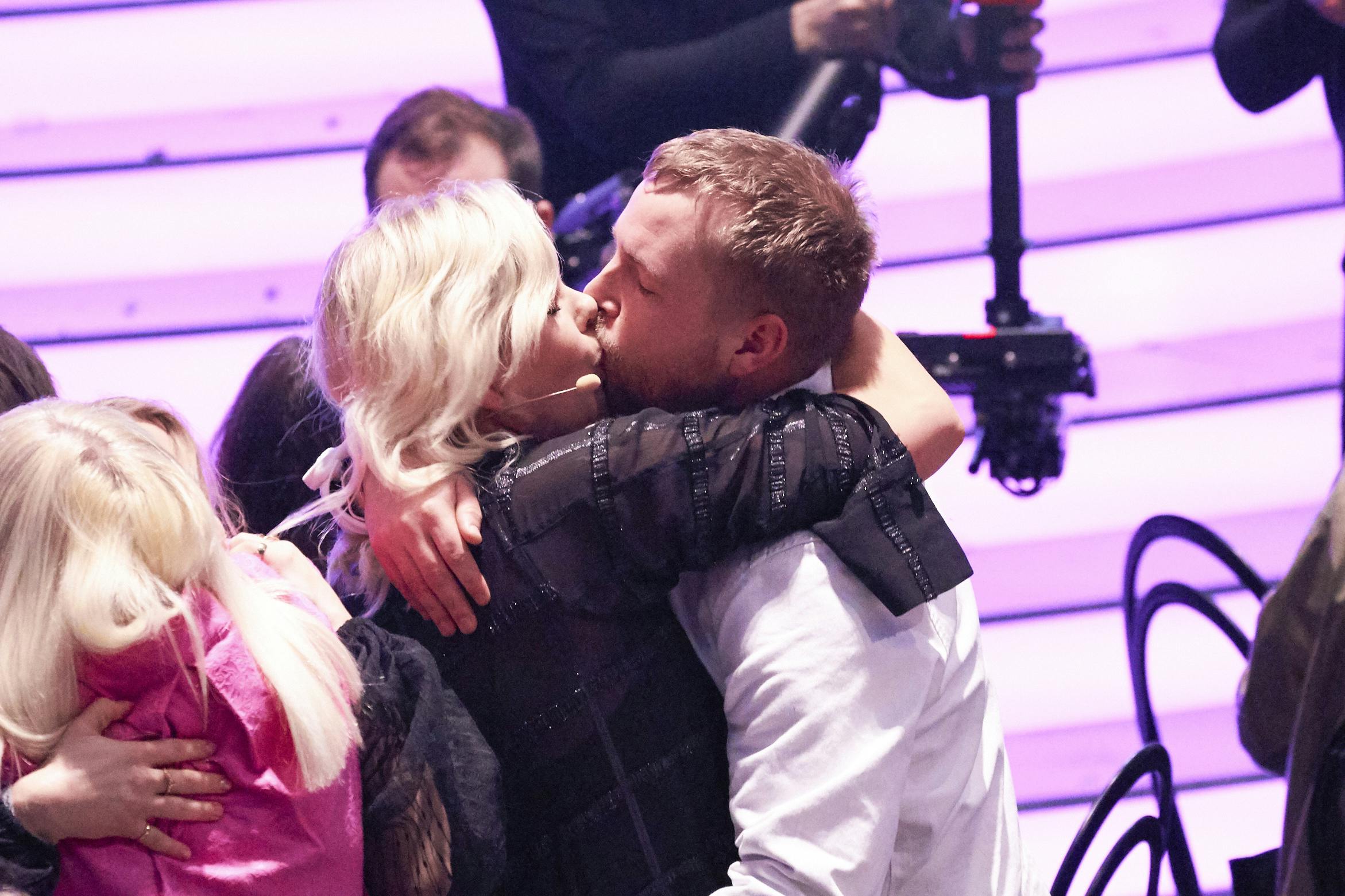 Efter Sofie Linde havde holdt sin #MeToo tale til Zulu Awards 2020, blev hun mødt med et kys fra husbonden. 