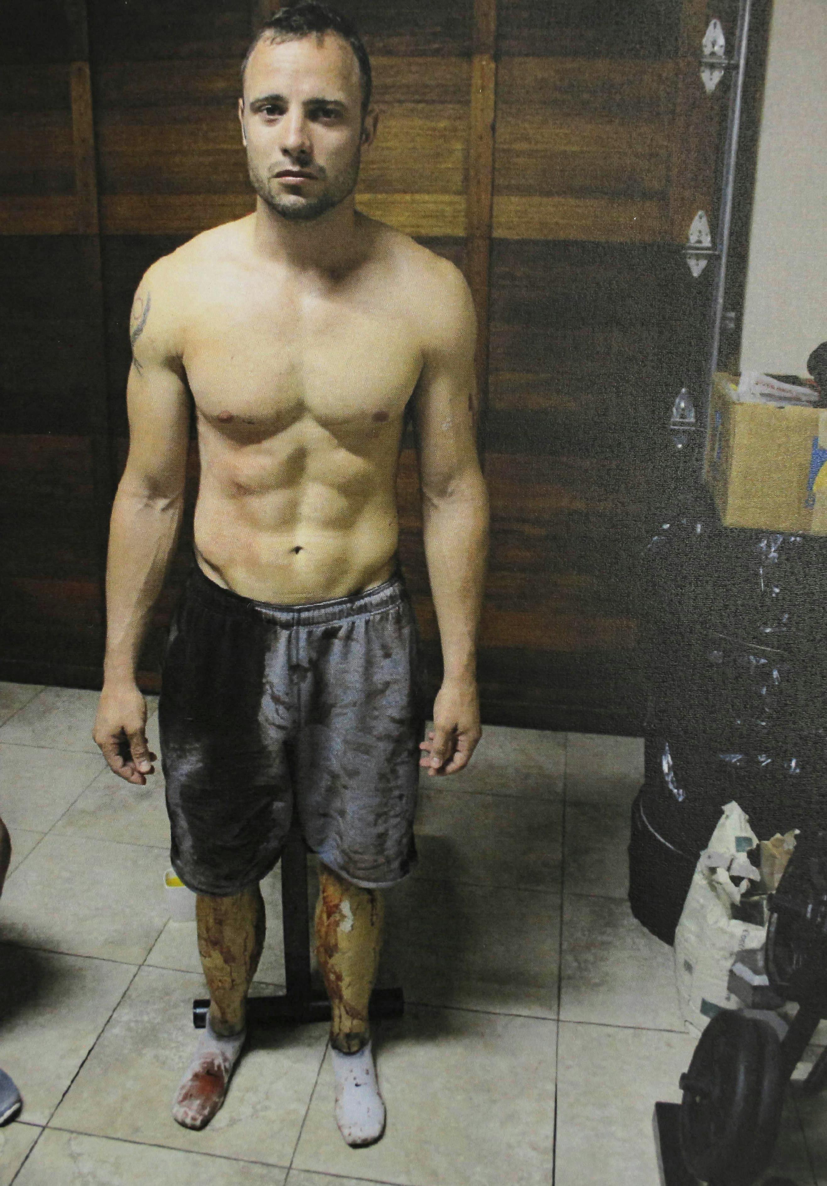 Sådan så Oscar Pistorius ud kort efter drabet. Spørgsmålet var, om han dræbte sin kæreste ved et uheld - eller om der var tale om et koldblodigt mord?