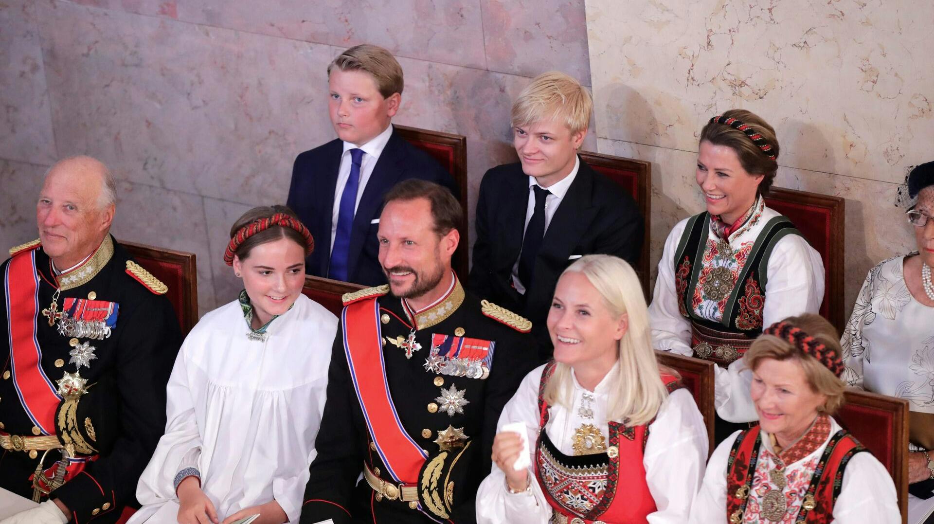 Marius Borg Høiby og det norske kongehus er endt i en uheldig situation, efter Marius Borg Høibys kæreste har poseret med en pose med hvidt pulver i under en bytur.