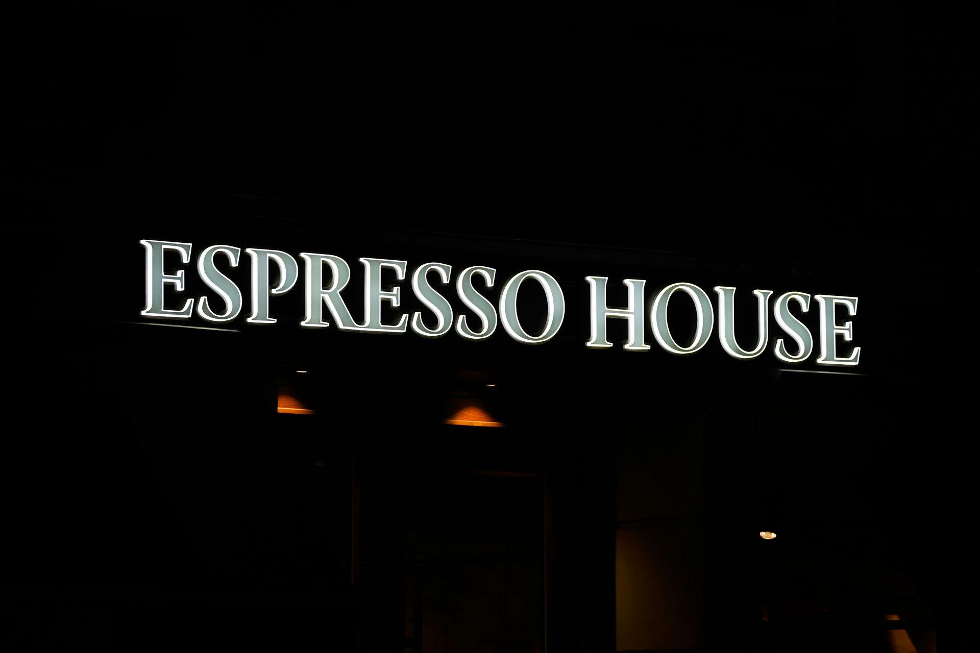 Kan du lide din latte med lidt støv og spindelvæv i? Så skal du prøve Espresso House på Rigshospitalet.