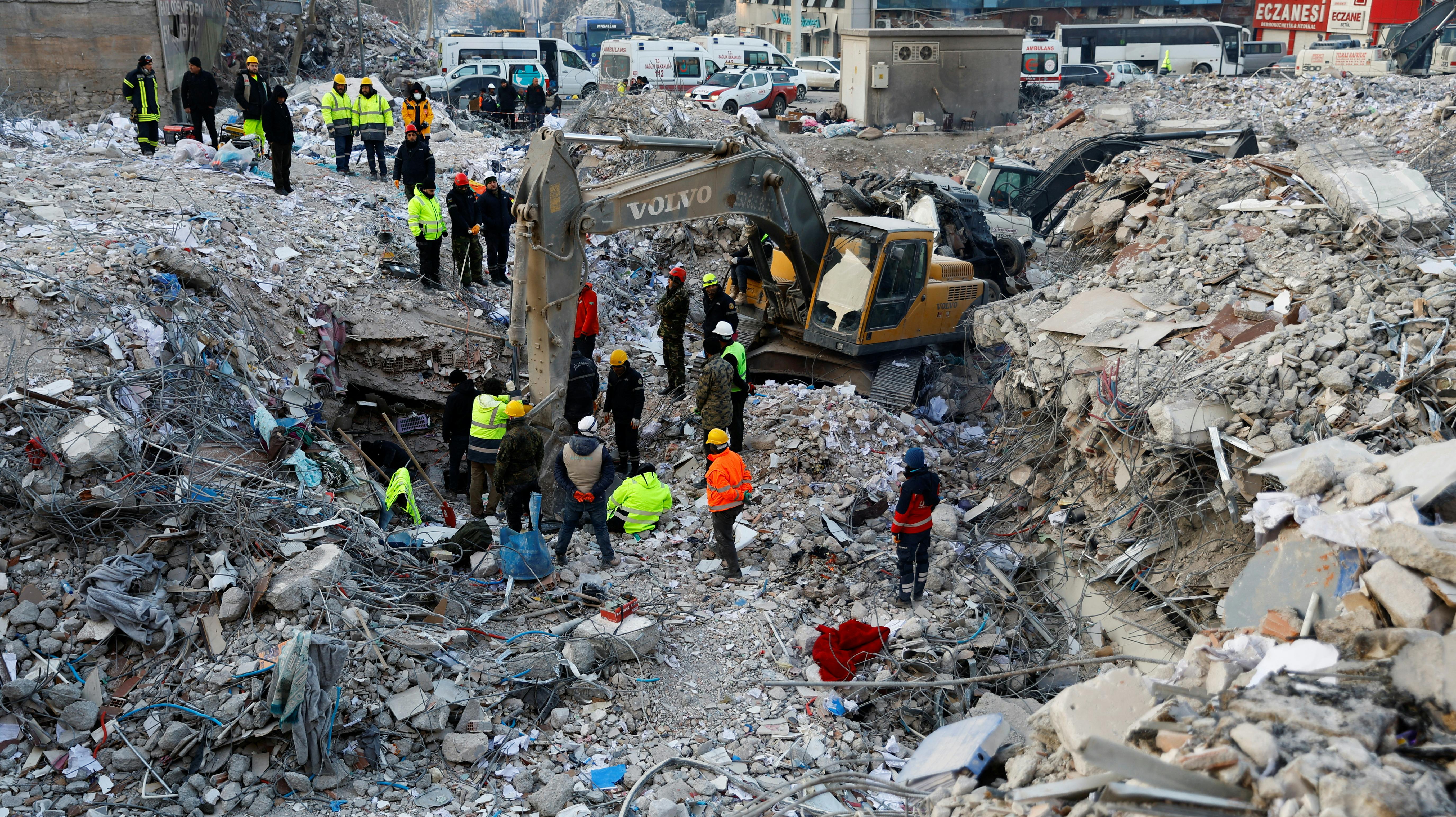 En 17-årig mand ved navn Muhammed og an anden uidentificeret mand er tirsdag blevet reddet ud i live fra en sammenstyrtet bygning.