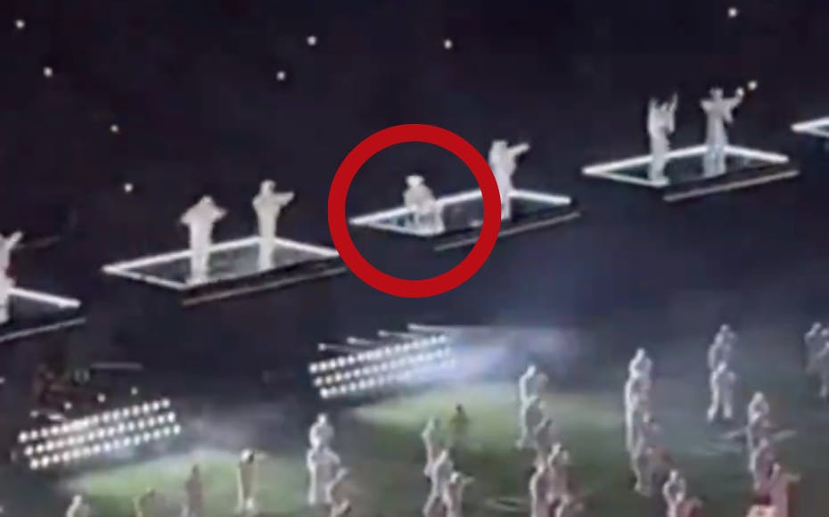 Dansende på en flyvende platform var det tæt på at gå galt for en af Rihannas dansere til Super Bowl halftime-showet.