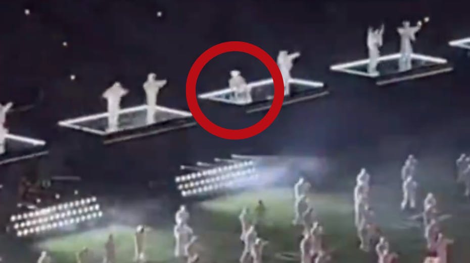 Dansende på en flyvende platform var det tæt på at gå galt for en af Rihannas dansere til Super Bowl halftime-showet.