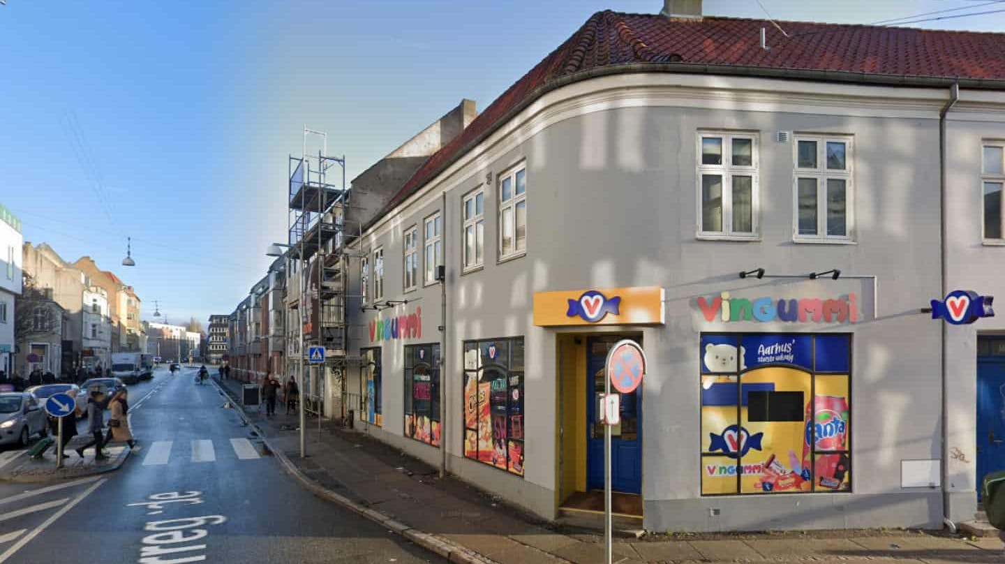 Slikkæden Vingummi blev søndag ramt af flere målrettede angreb i tre af dets butikker i henholdsvis Aarhus og Vejle.