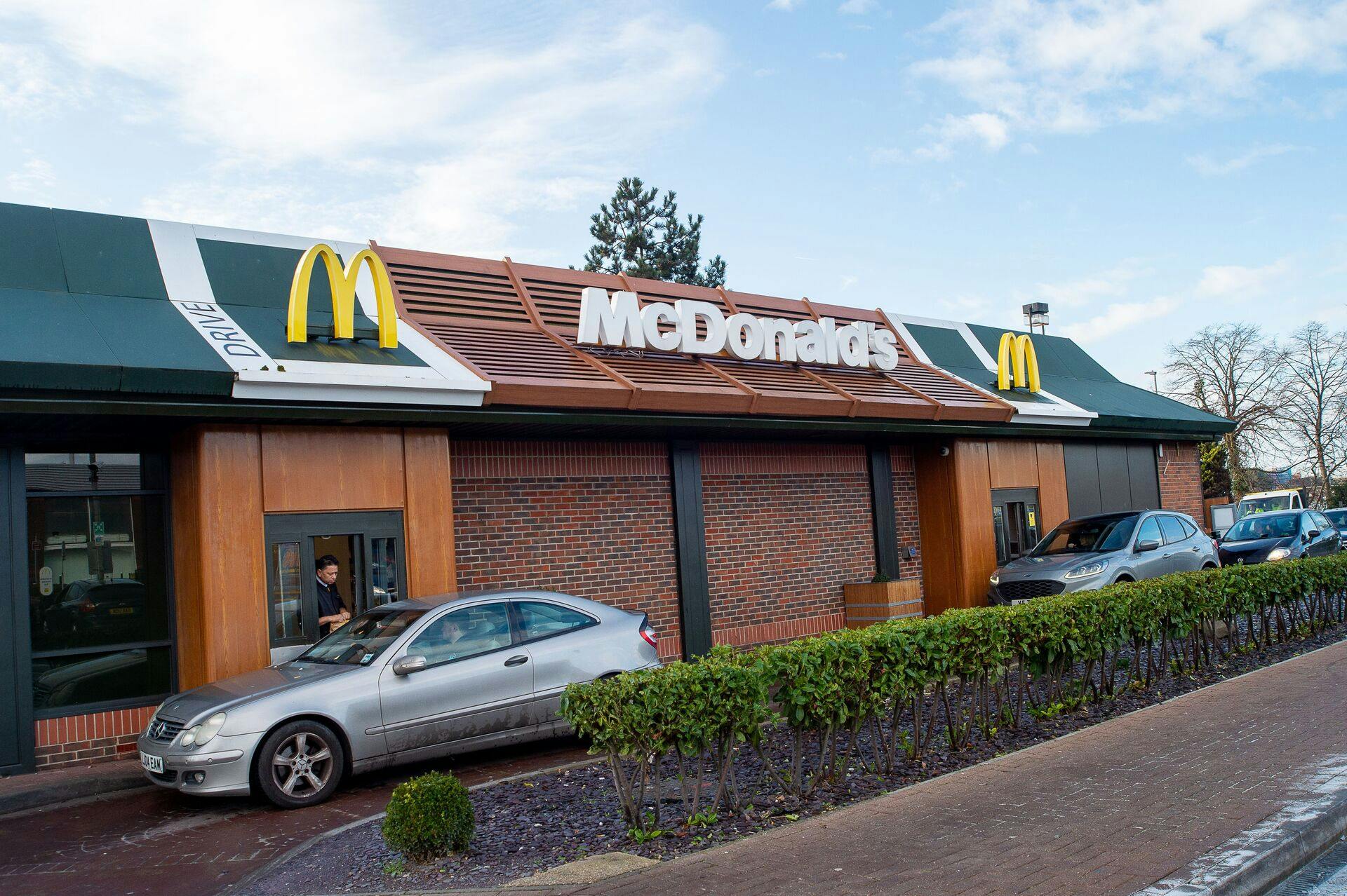 En 32-årig mand var plørefuld, da han mandag morgen blev sulten og kørte ind for at få noget mad på McDonalds i Ringsted. Manden faldt dog i søvn bag rattet, og er nu sigtet for vanvidskørsel.