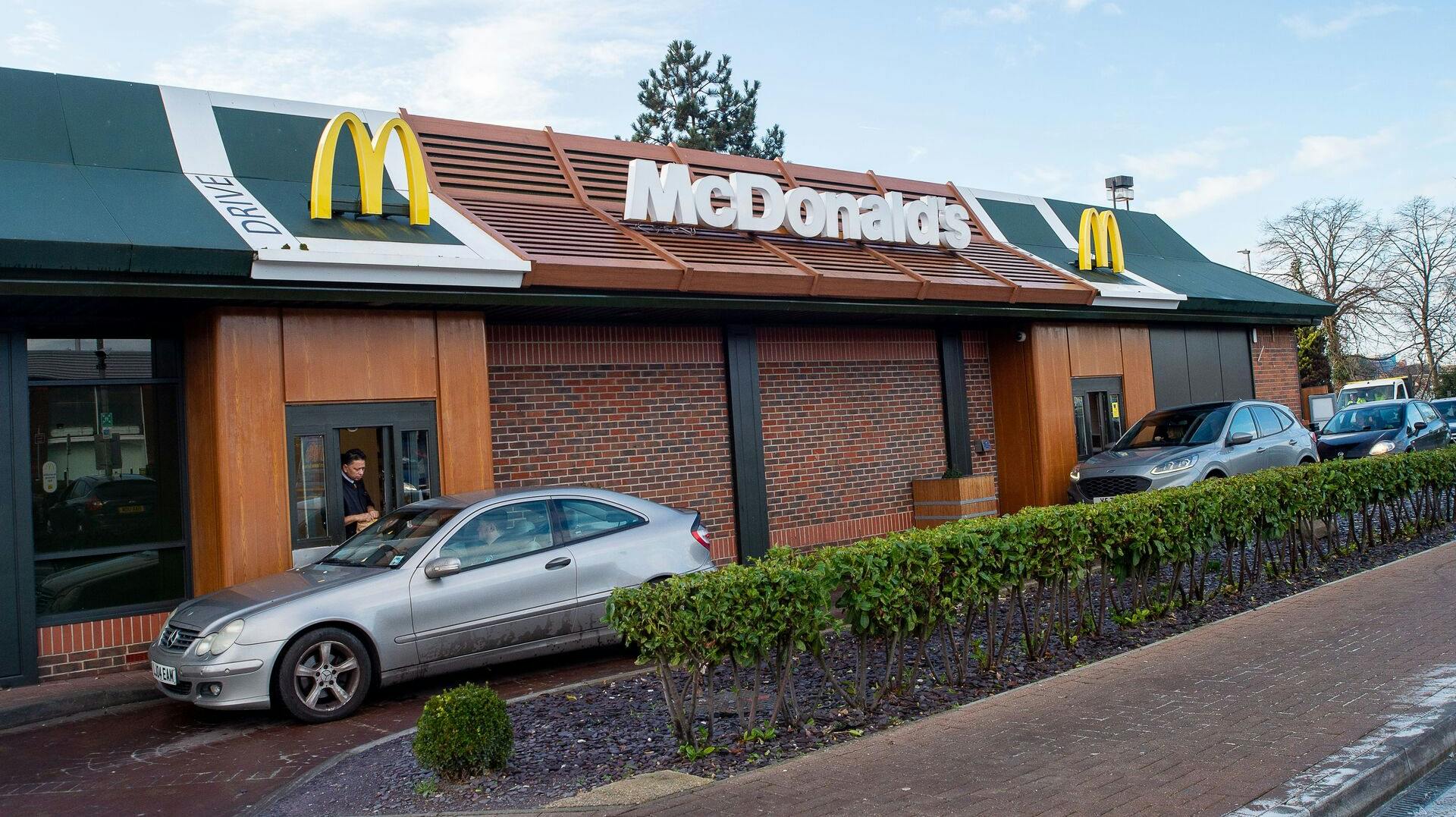 En 32-årig mand var plørefuld, da han mandag morgen blev sulten og kørte ind for at få noget mad på McDonalds i Ringsted. Manden faldt dog i søvn bag rattet, og er nu sigtet for vanvidskørsel.