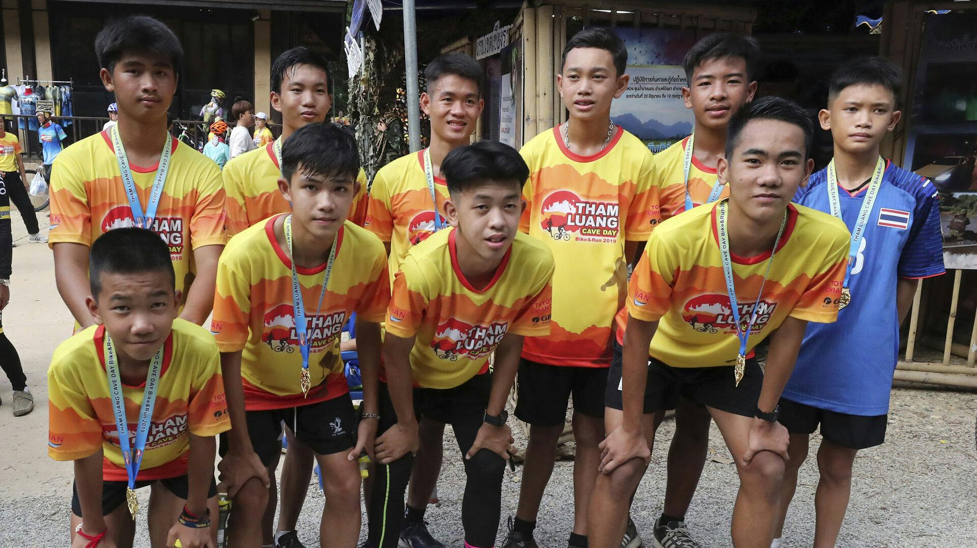 Duangpetch Promthep, øverst tredje fra højre, var 13 år, da han blev fanget i et thailandsk grottesystem, og senere blev reddet ud. 