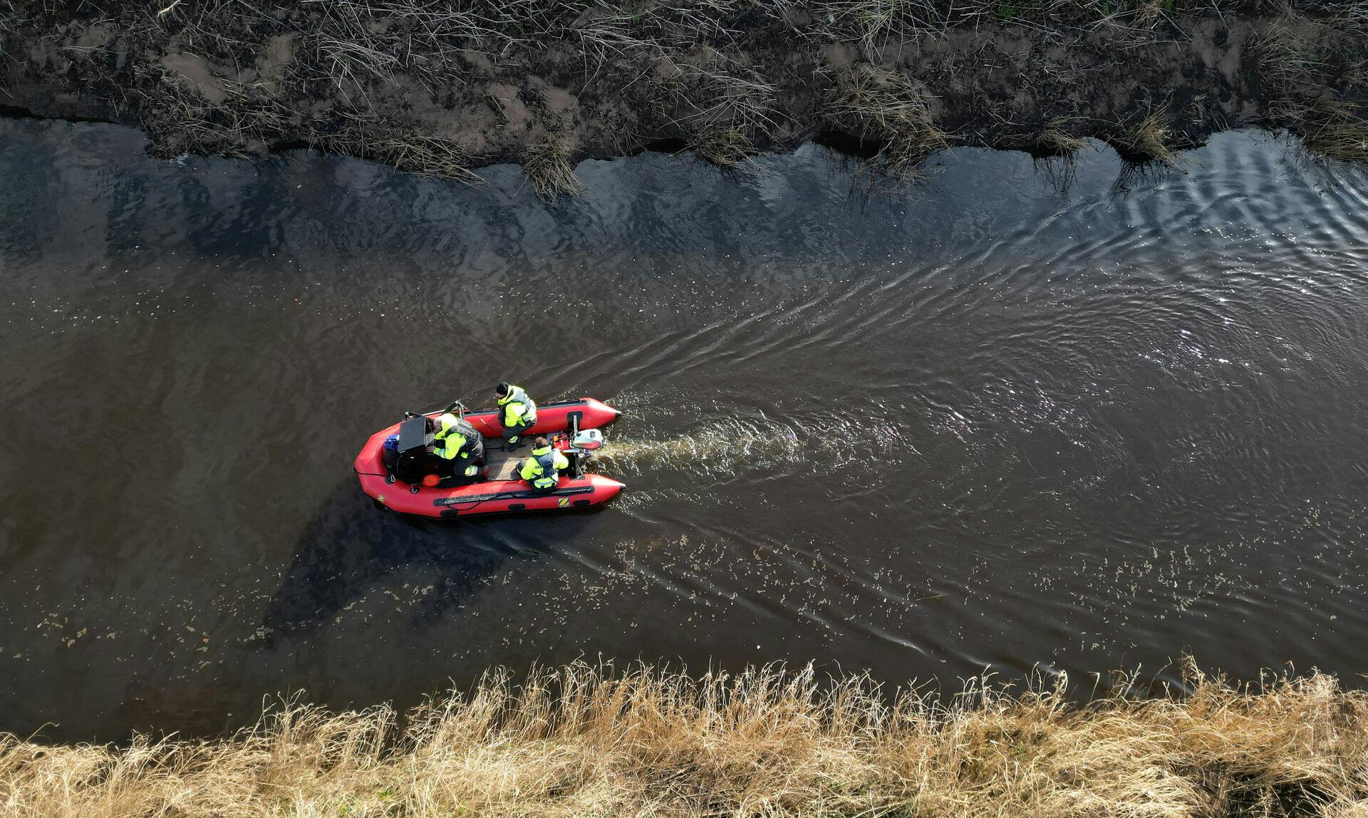 Flere specialister søger efter den forsvunde mor i floden.