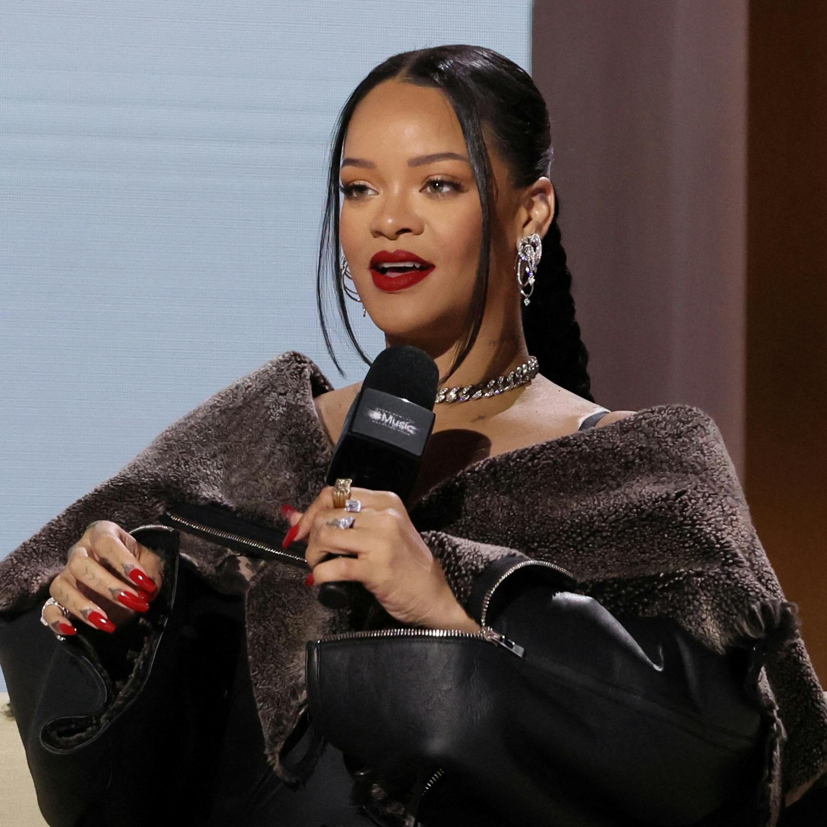 Der var i den grad tænkt over detaljerne, da Rihanna til årets Super Bowl halftime-show afslørede, at hun venter barn nummer to.