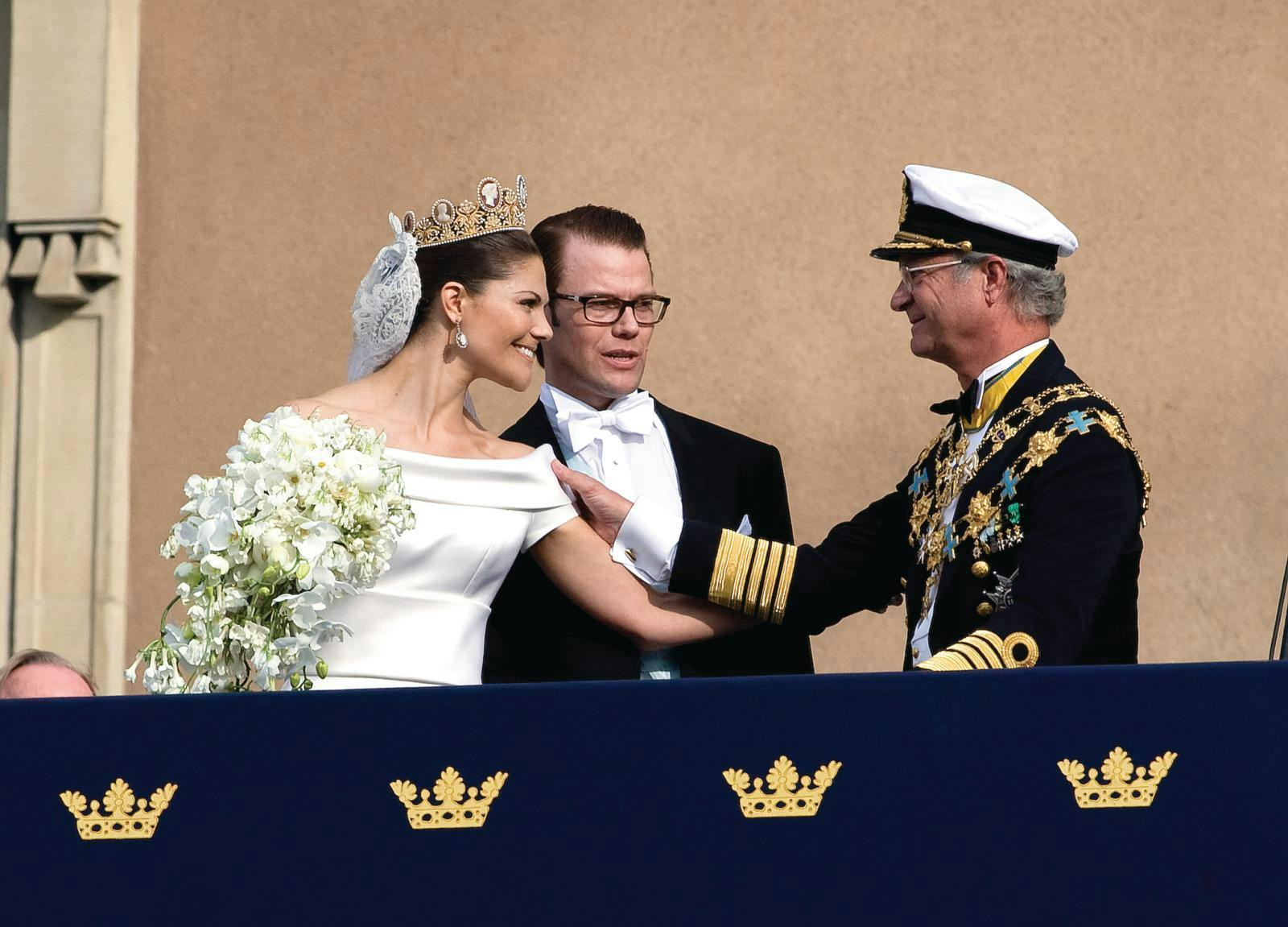 Kronprinsessen sammen med sin far til hendes bryllyp. 