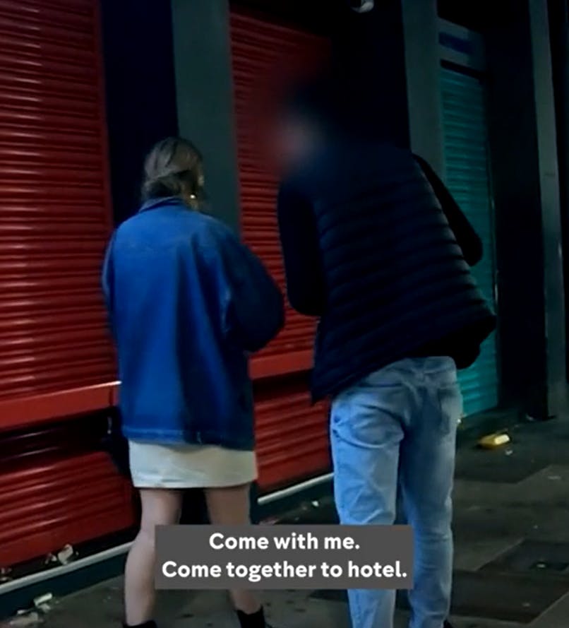 Journalisten&nbsp;Ellie Flynn havde ikke været undercover som fuld kvinde i nattelivet i mange minutter, før en mand henvendte sig til hende og ville have hende med hjem på sit hotelværelse.