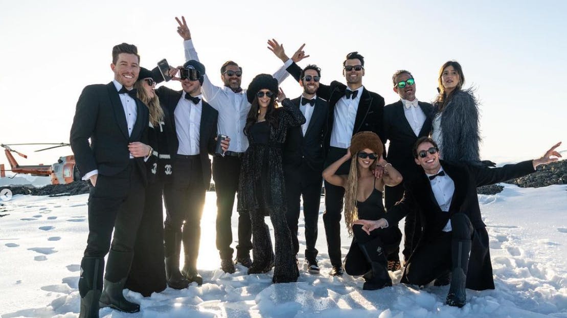 Stjerner såsom Adam Devine, Jared Leto and Zoey Deutch tog del i den vilde ferie. 