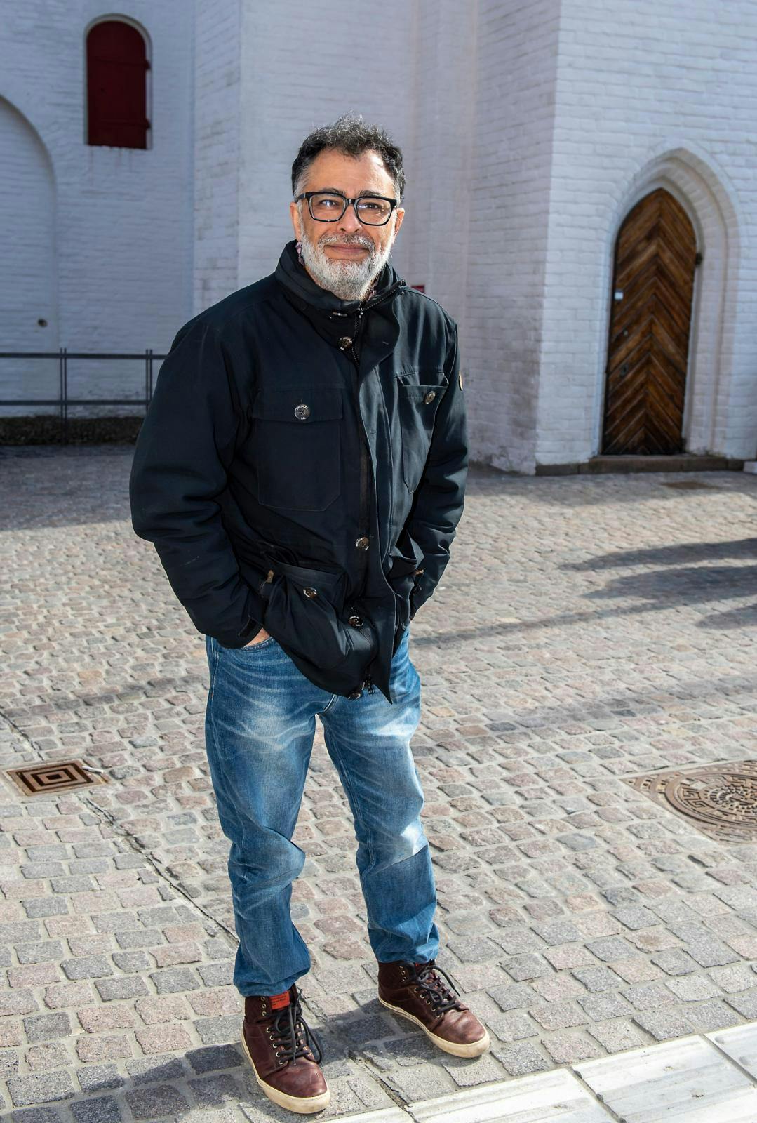 Nu skal komikeren på jagt efter et "nyt hood", hvis han får solgt luksushuset på Frederiksberg.