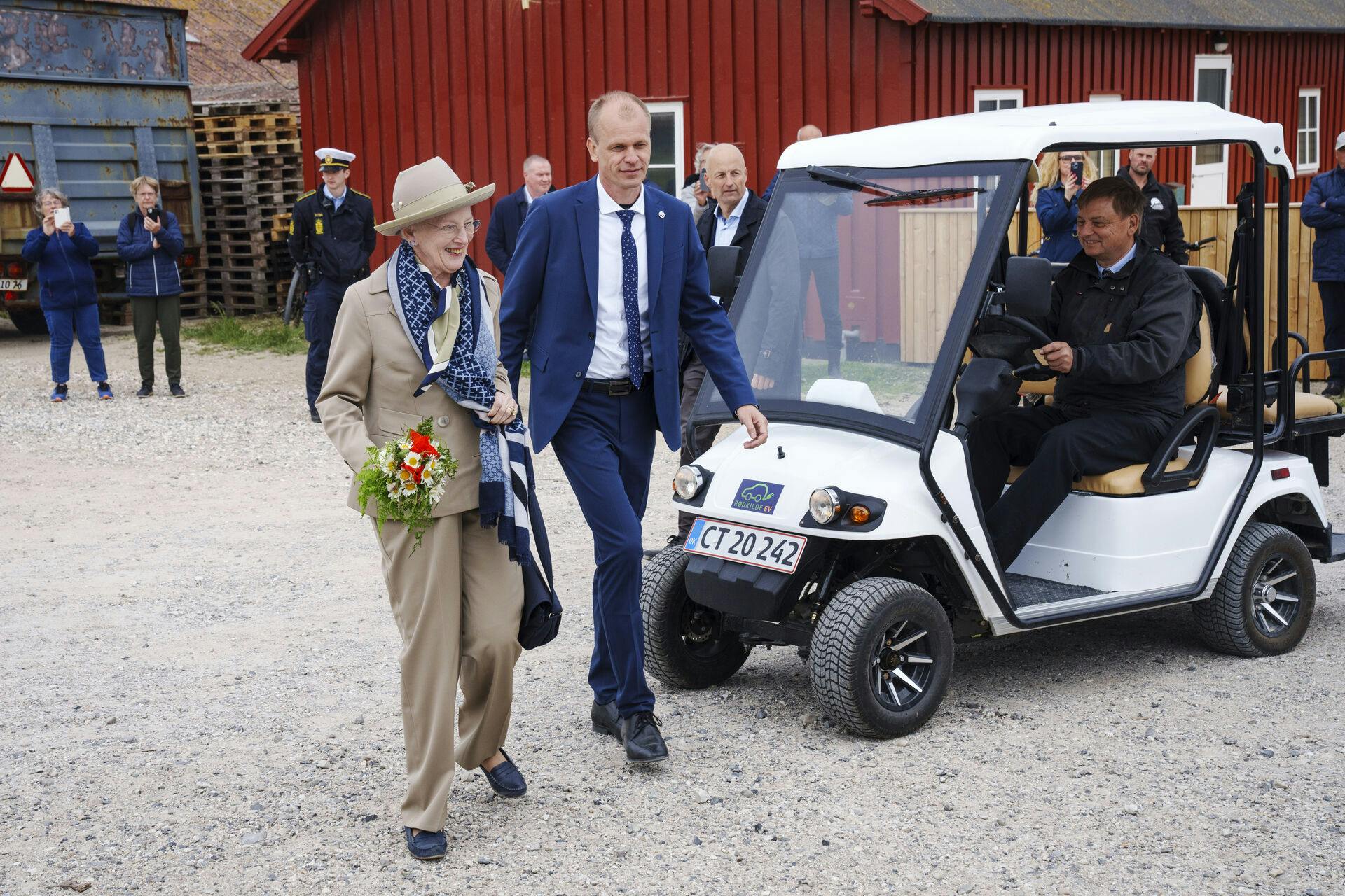 Her ses borgmester Kasper Bjerregaard (V) i godt selskab med dronning Margrethe. Stemningen er dog på frysepunktet i toppen af Midtdjurs Kommune, som han politisk står i spidsen for.