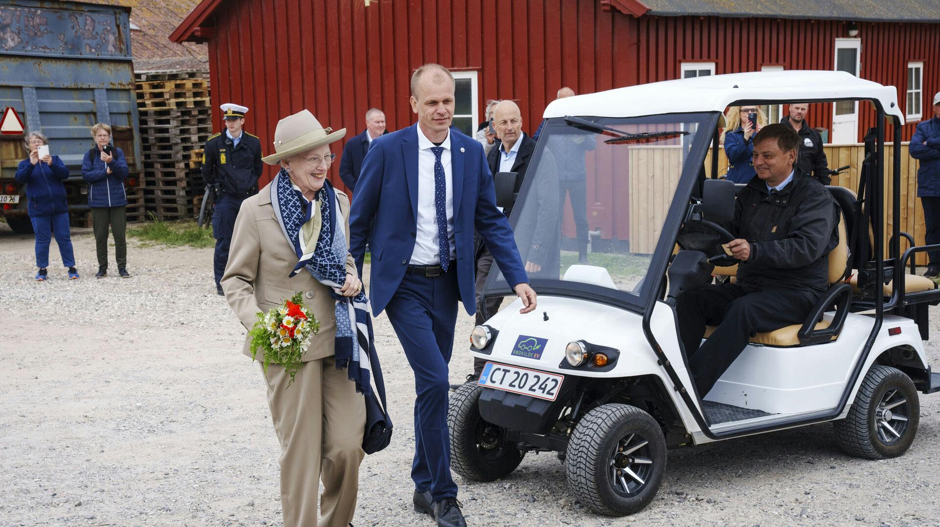 Her ses borgmester Kasper Bjerregaard (V) i godt selskab med dronning Margrethe. Stemningen er dog på frysepunktet i toppen af Midtdjurs Kommune, som han politisk står i spidsen for.
