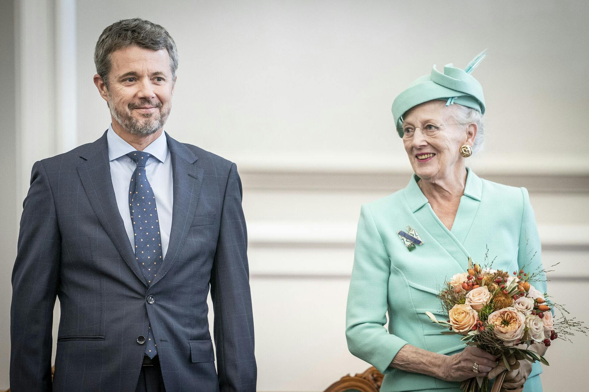 Kronprins Frederik overtager dronningens officielle opgaver, mens hun er indlagt.&nbsp;