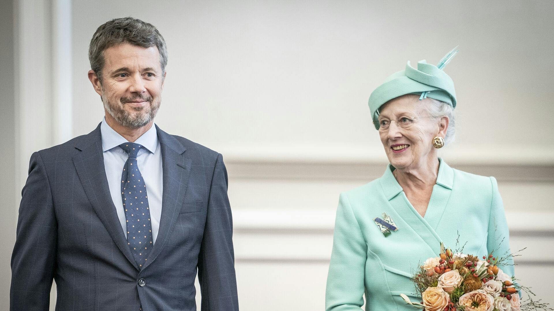 Kronprins Frederik overtager dronningens officielle opgaver, mens hun er indlagt. 