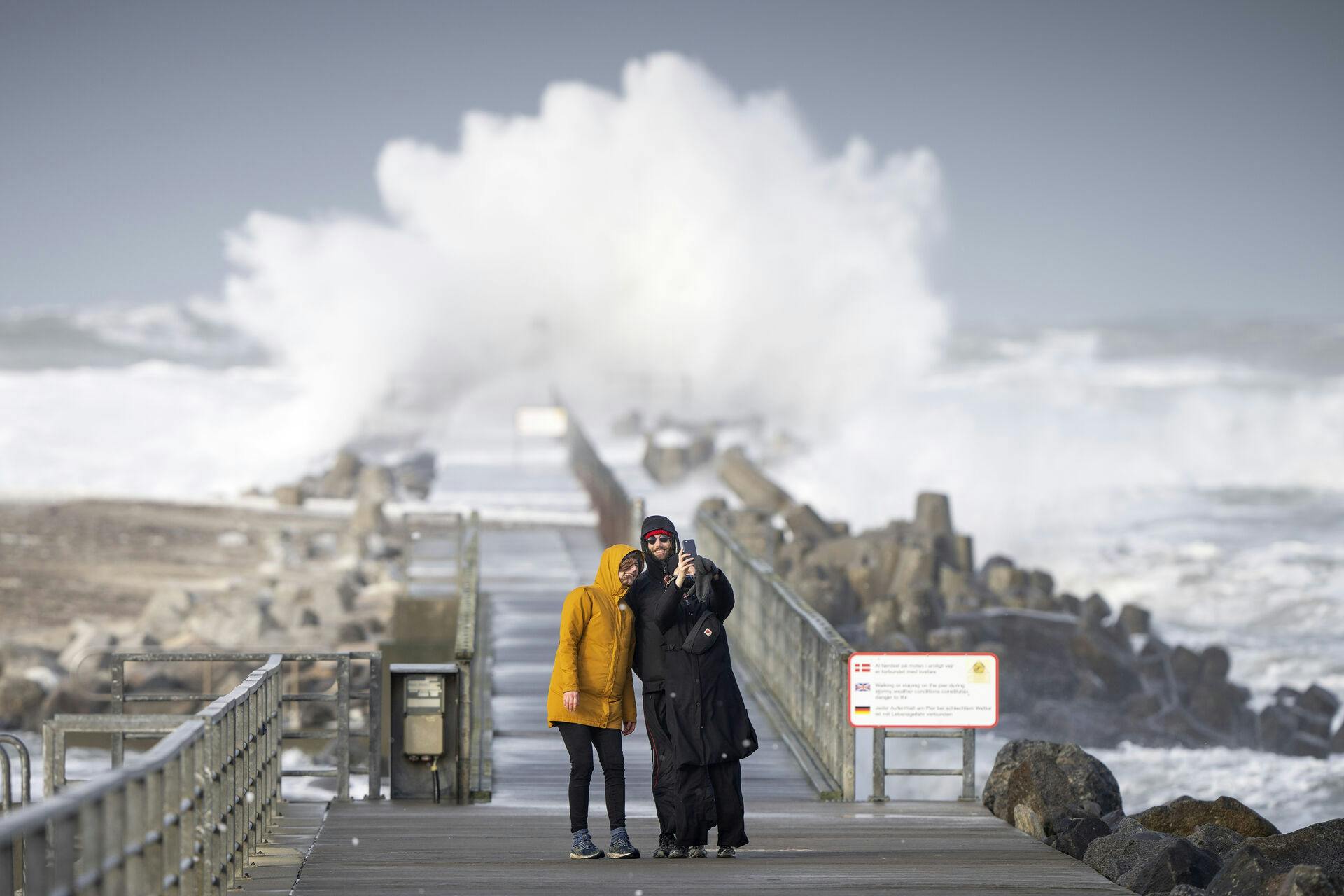 Turister tog en selfie i Nørre Vorupør, mens stormende kuling med vindstød af stormstyrke ramte Nordjylland, torsdag den 27. januar 2022. Nu er en ny storm på vej til landsdelen.&nbsp;