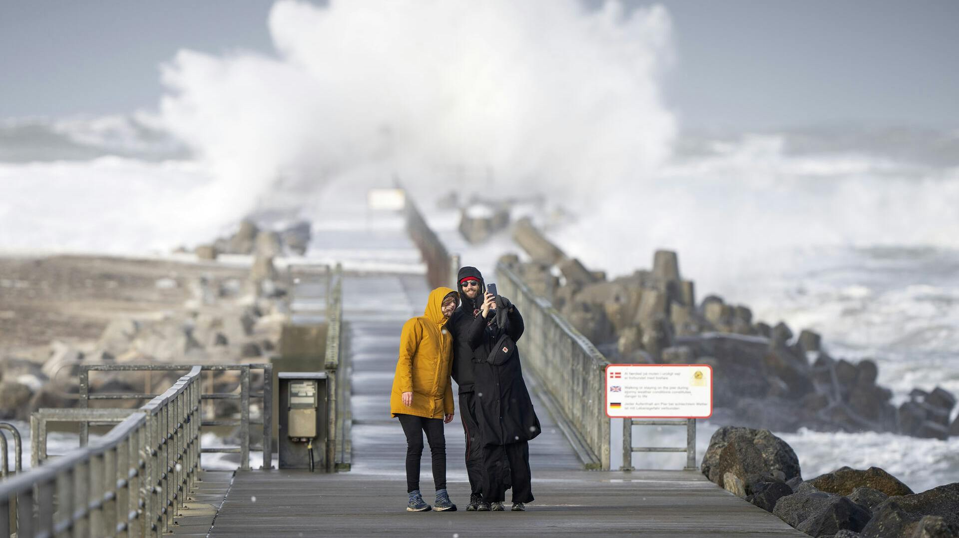 Turister tog en selfie i Nørre Vorupør, mens stormende kuling med vindstød af stormstyrke ramte Nordjylland, torsdag den 27. januar 2022. Nu er en ny storm på vej til landsdelen. 