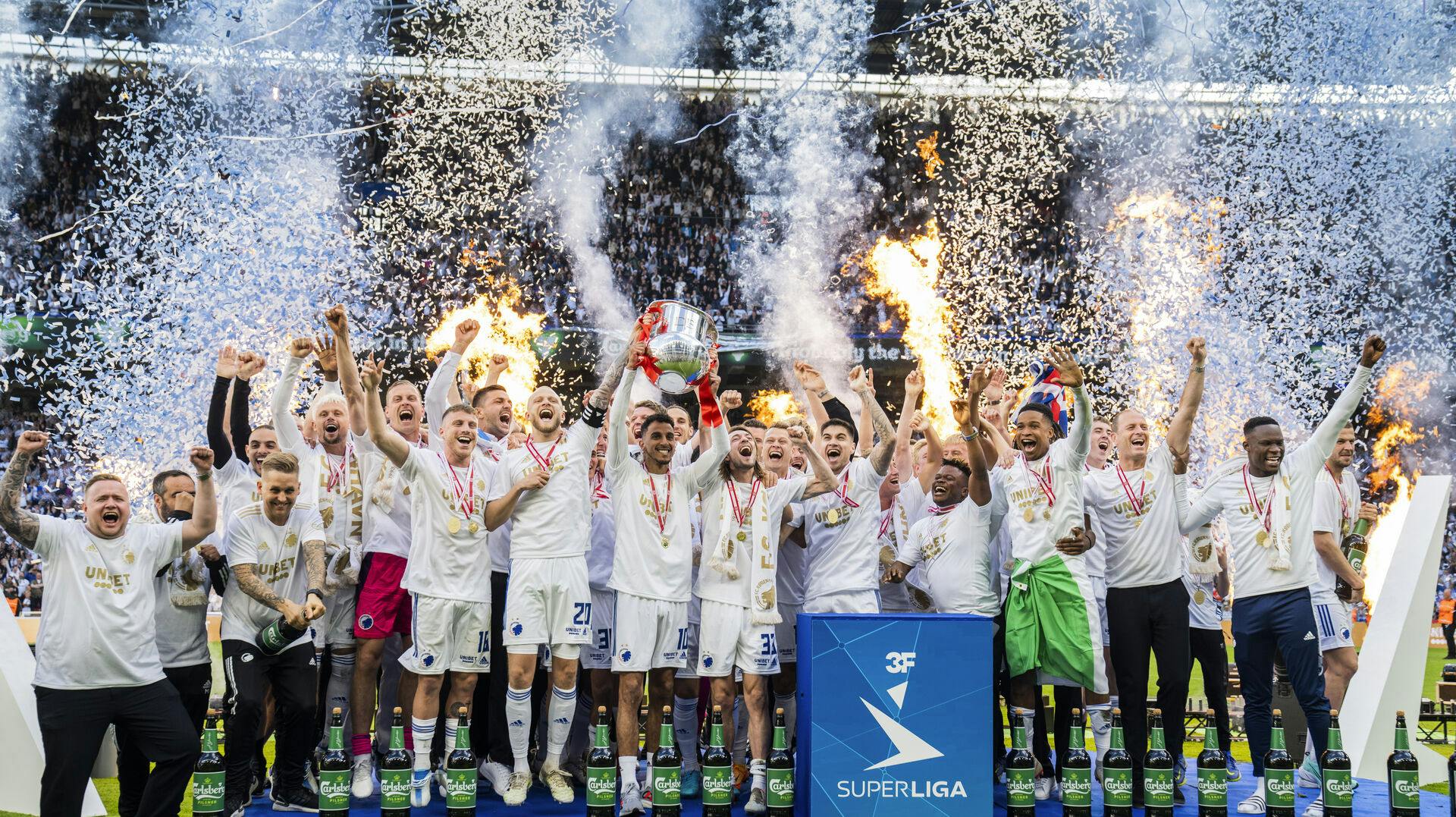 Mange vil gerne være med, når det sker på banen - og ikke bare se med i fjernsynet.